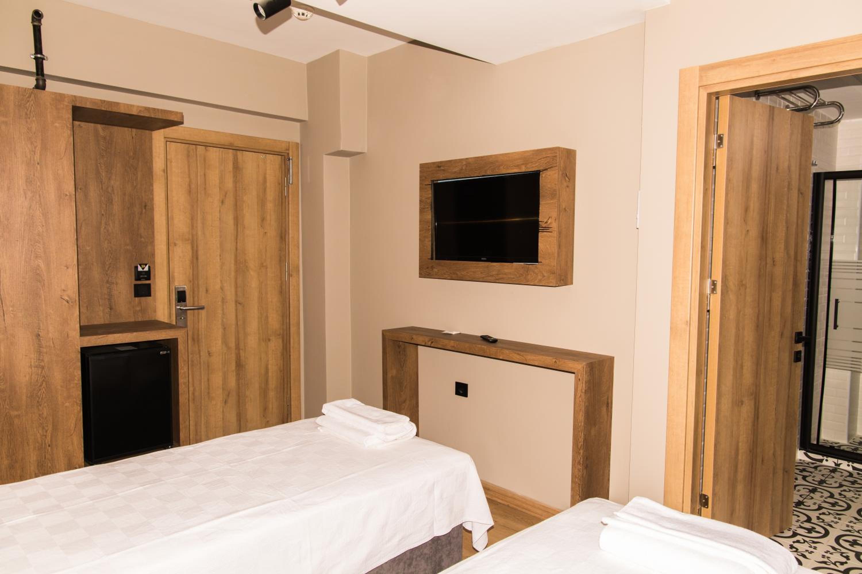 Twin Room with City View - Photo 5