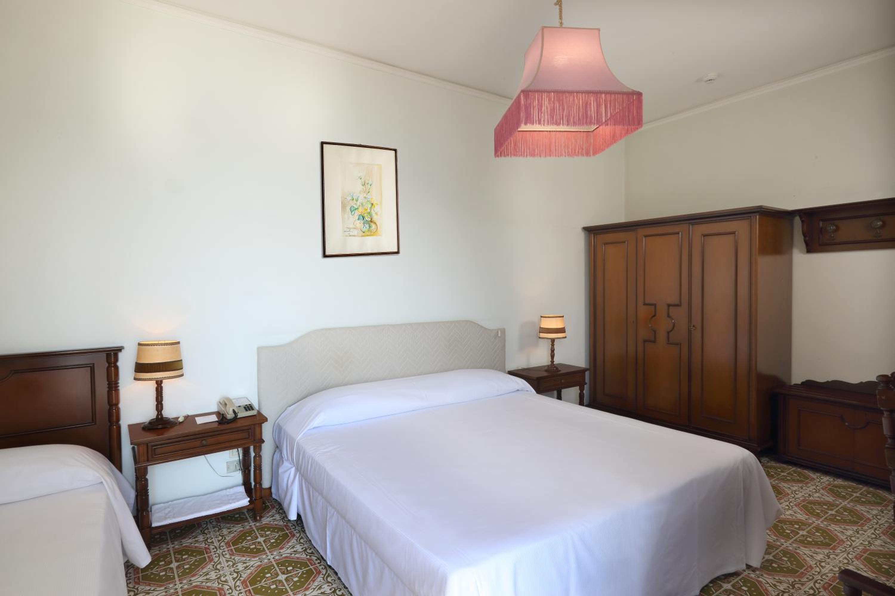 Economy Triple Room with Sea View - Photo 3