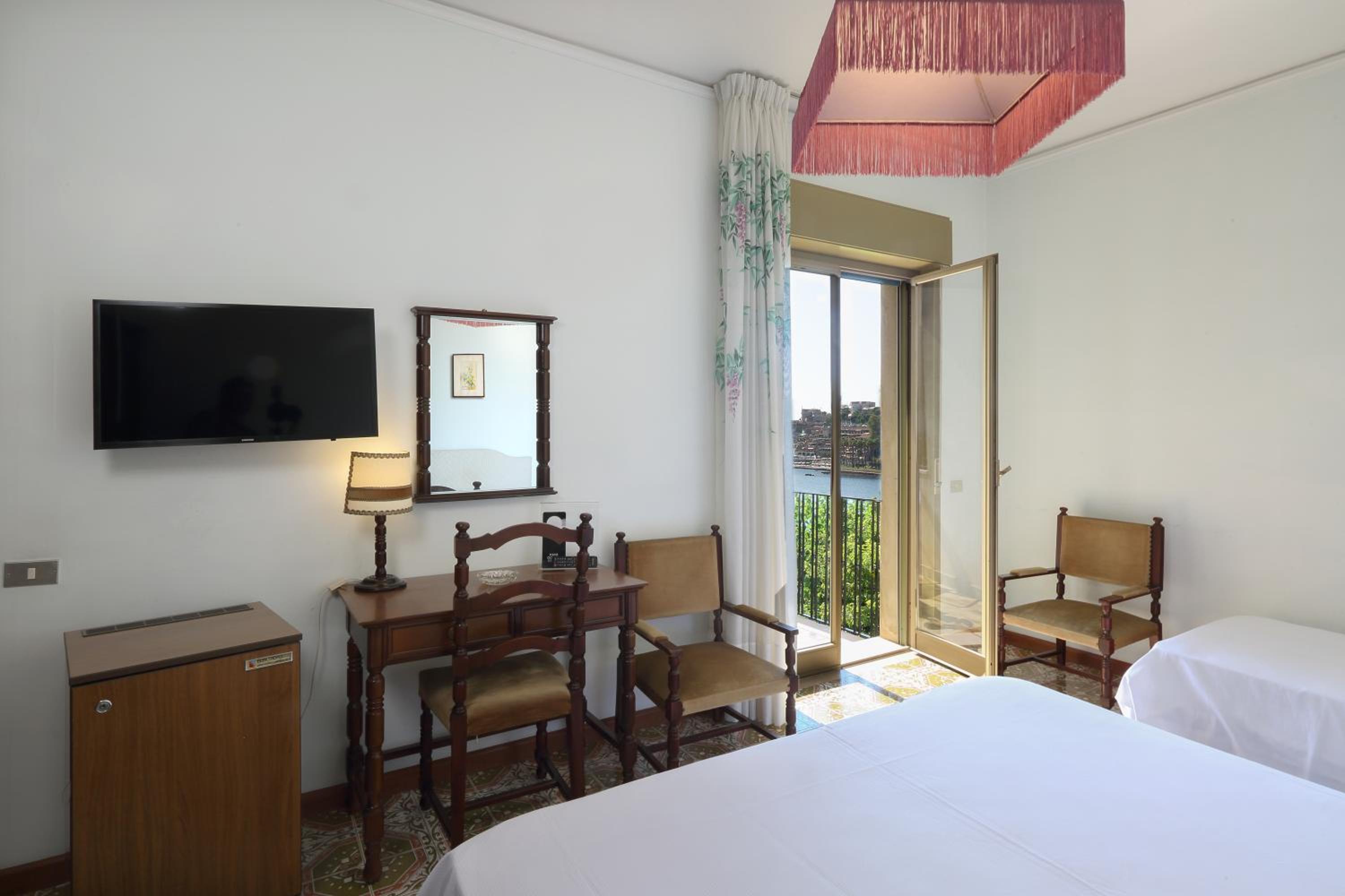 Economy Triple Room with Sea View - Photo 4