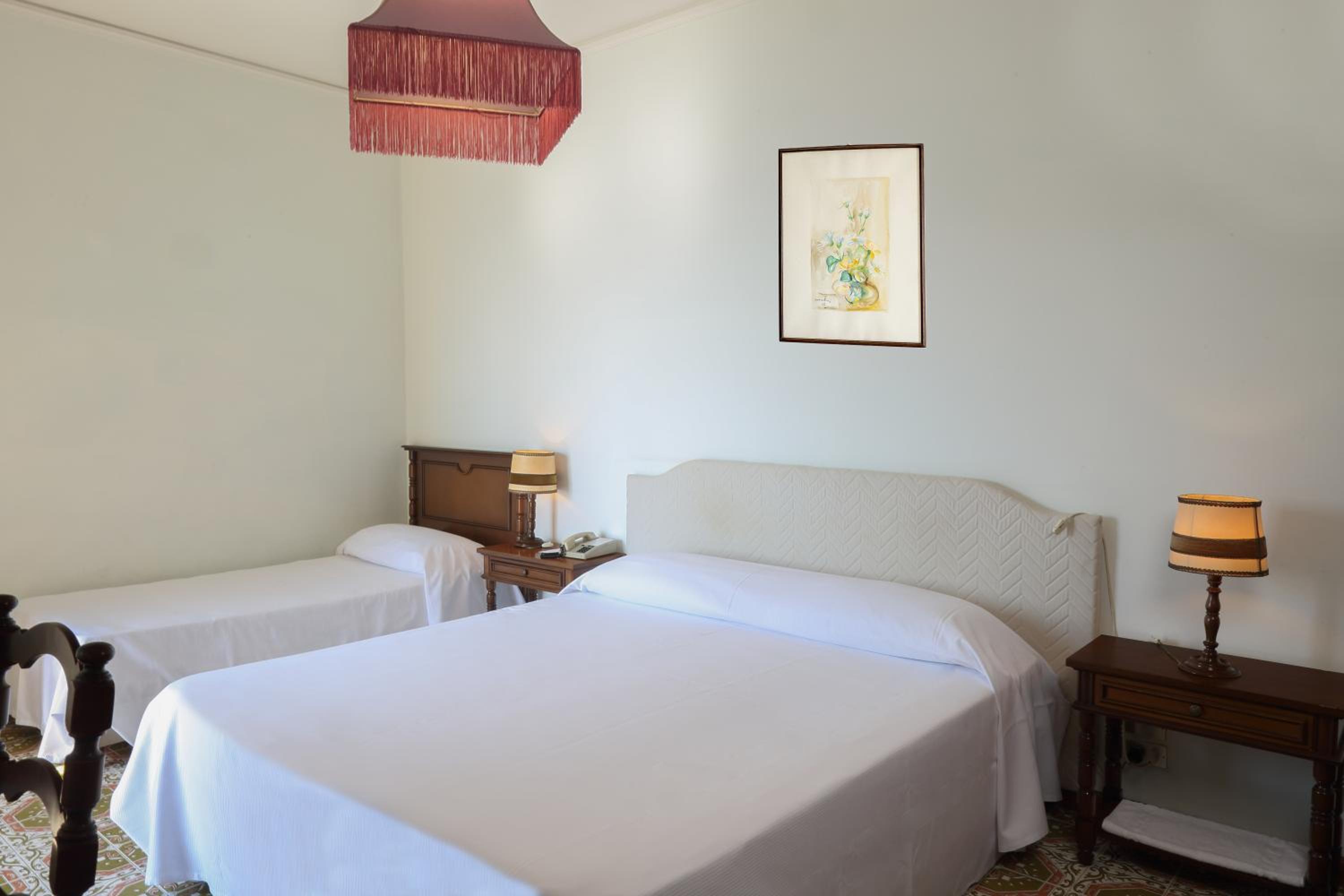 Economy Triple Room with Sea View - Photo 6