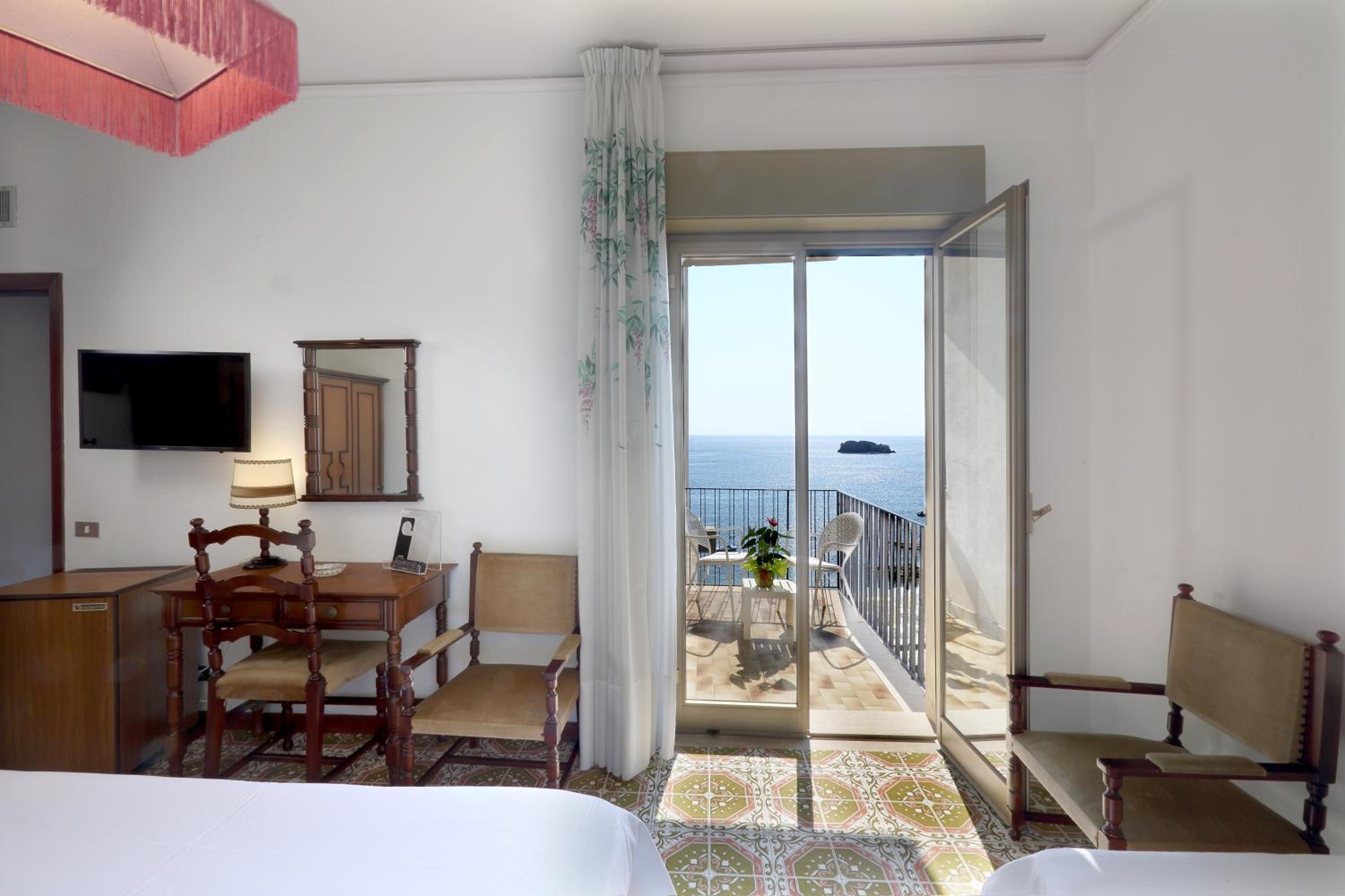 Economy Triple Room with Sea View - Photo 9