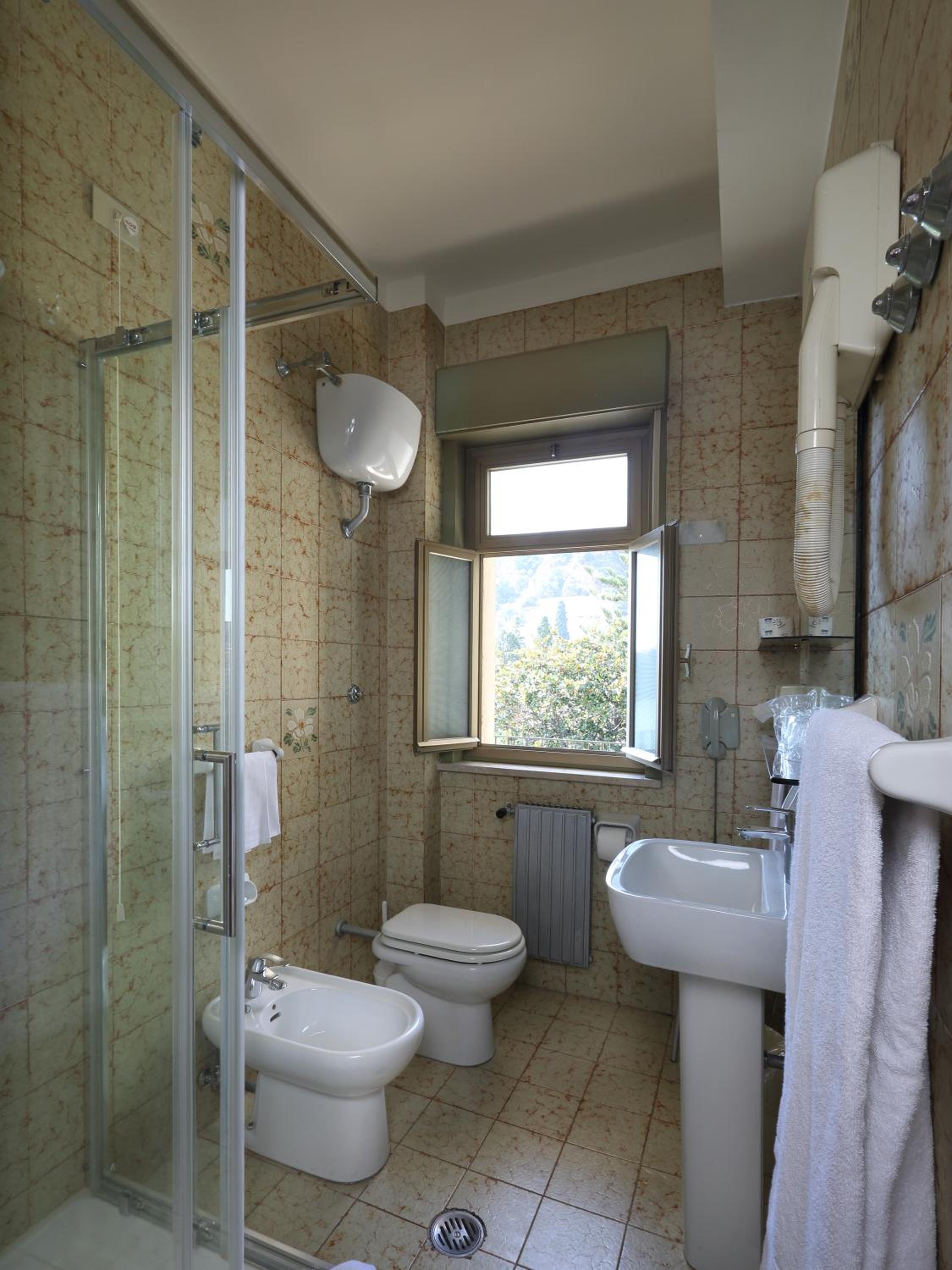 Economy Triple Room with Sea View - Photo 30