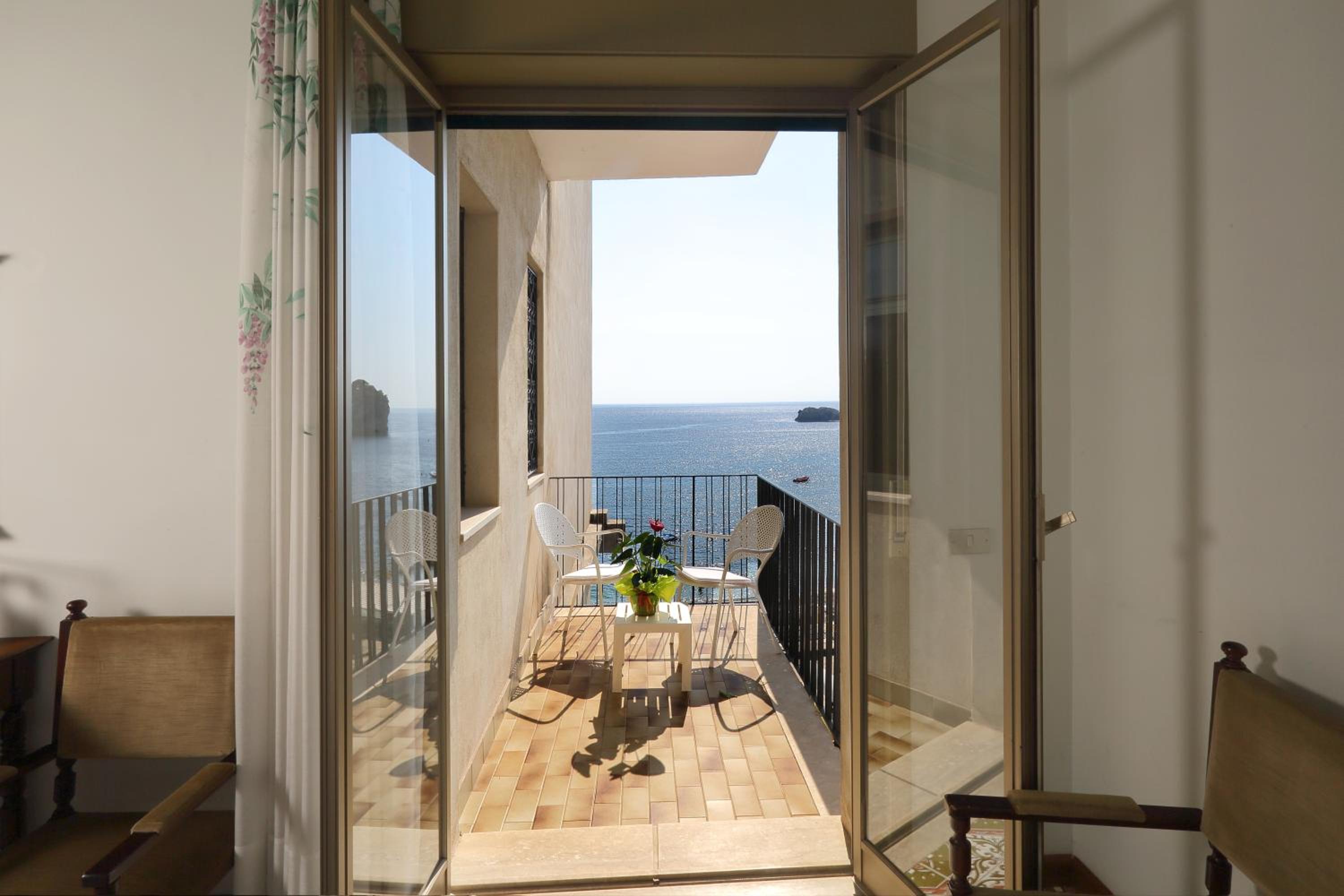 Economy Triple Room with Sea View - Photo 14