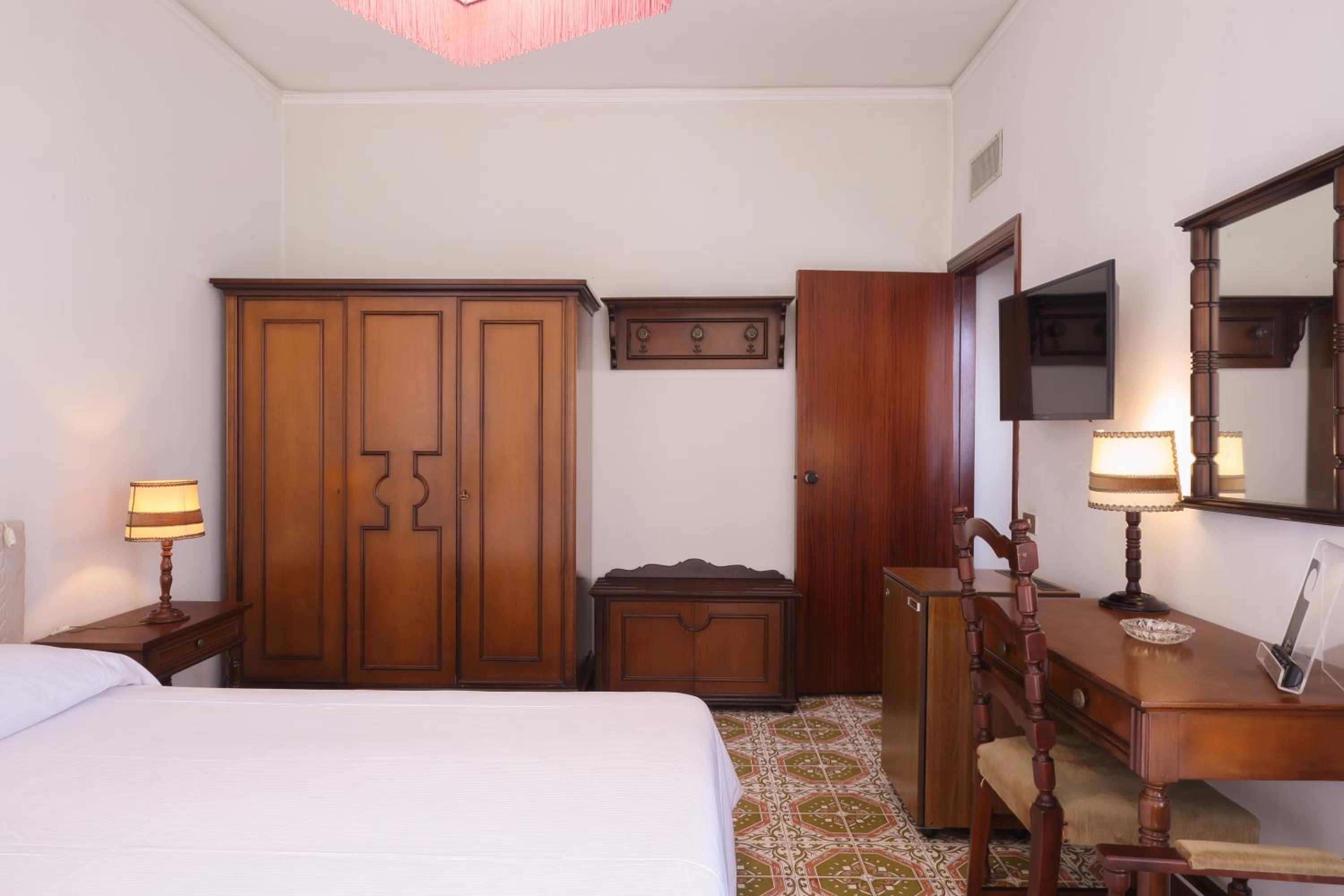Economy Triple Room with Sea View - Photo 5