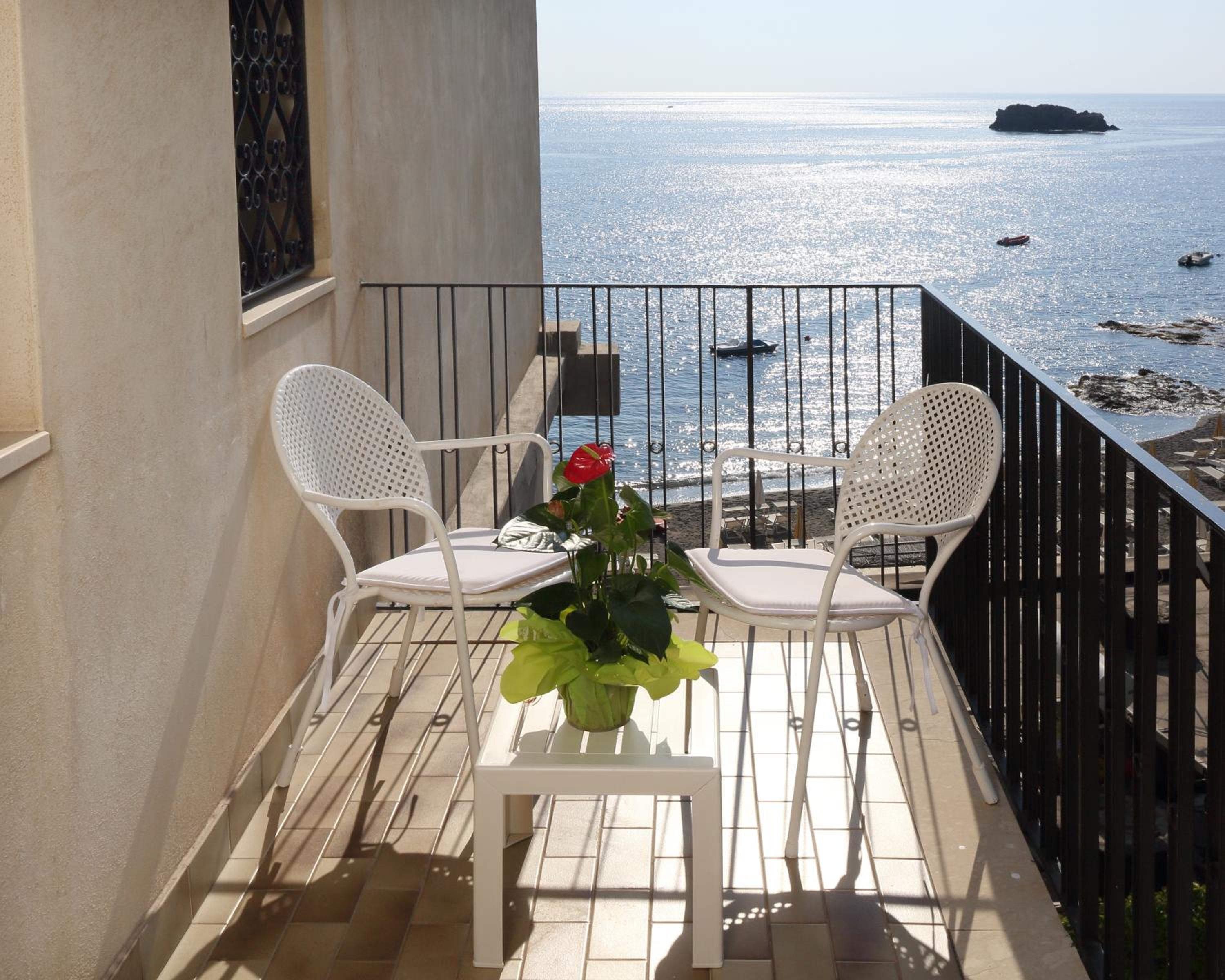 Economy Triple Room with Sea View - Photo 10