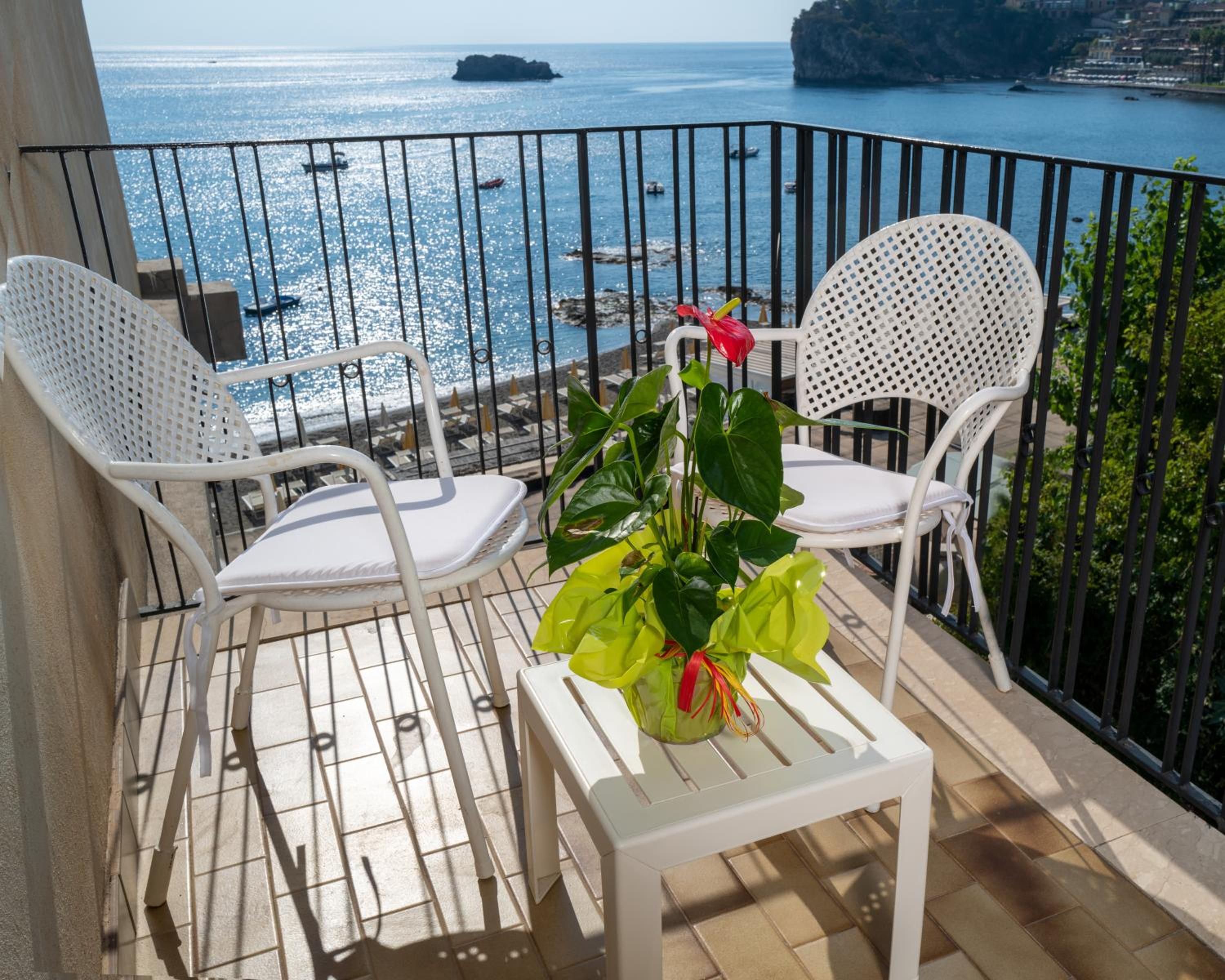 Economy Triple Room with Sea View - Photo 11