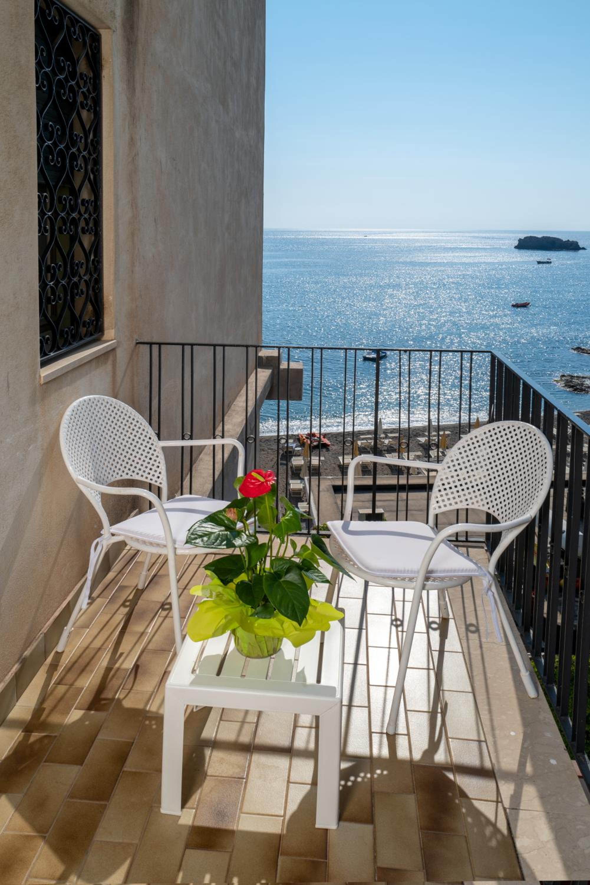 Economy Triple Room with Sea View - Photo 15