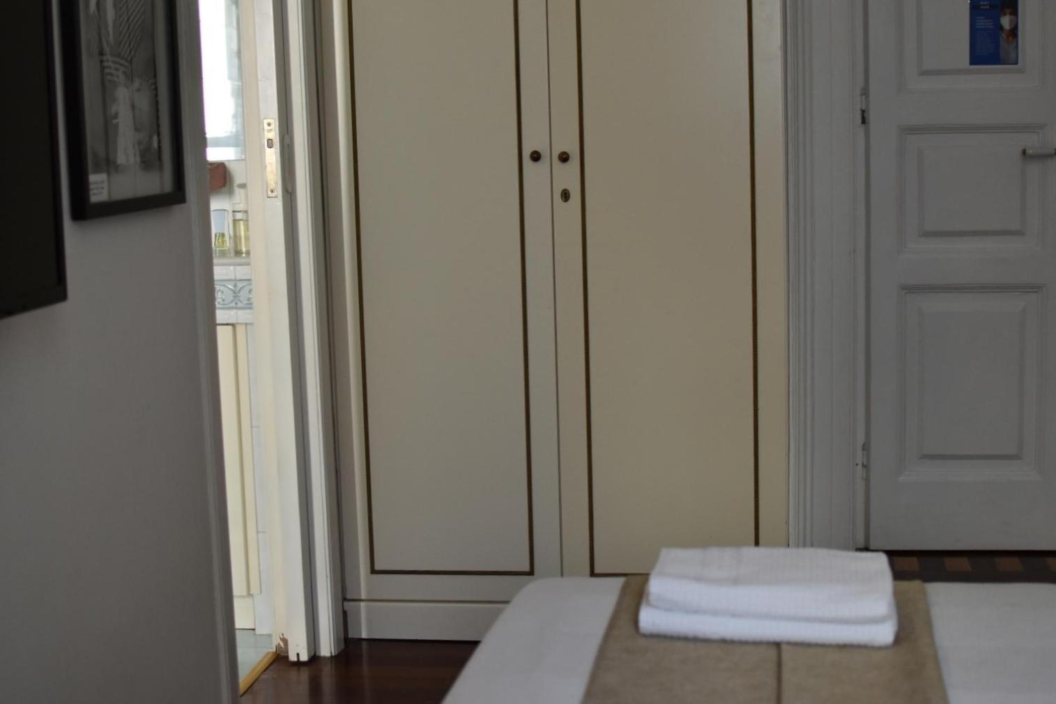 Double Room with Spa Bath - Photo 2