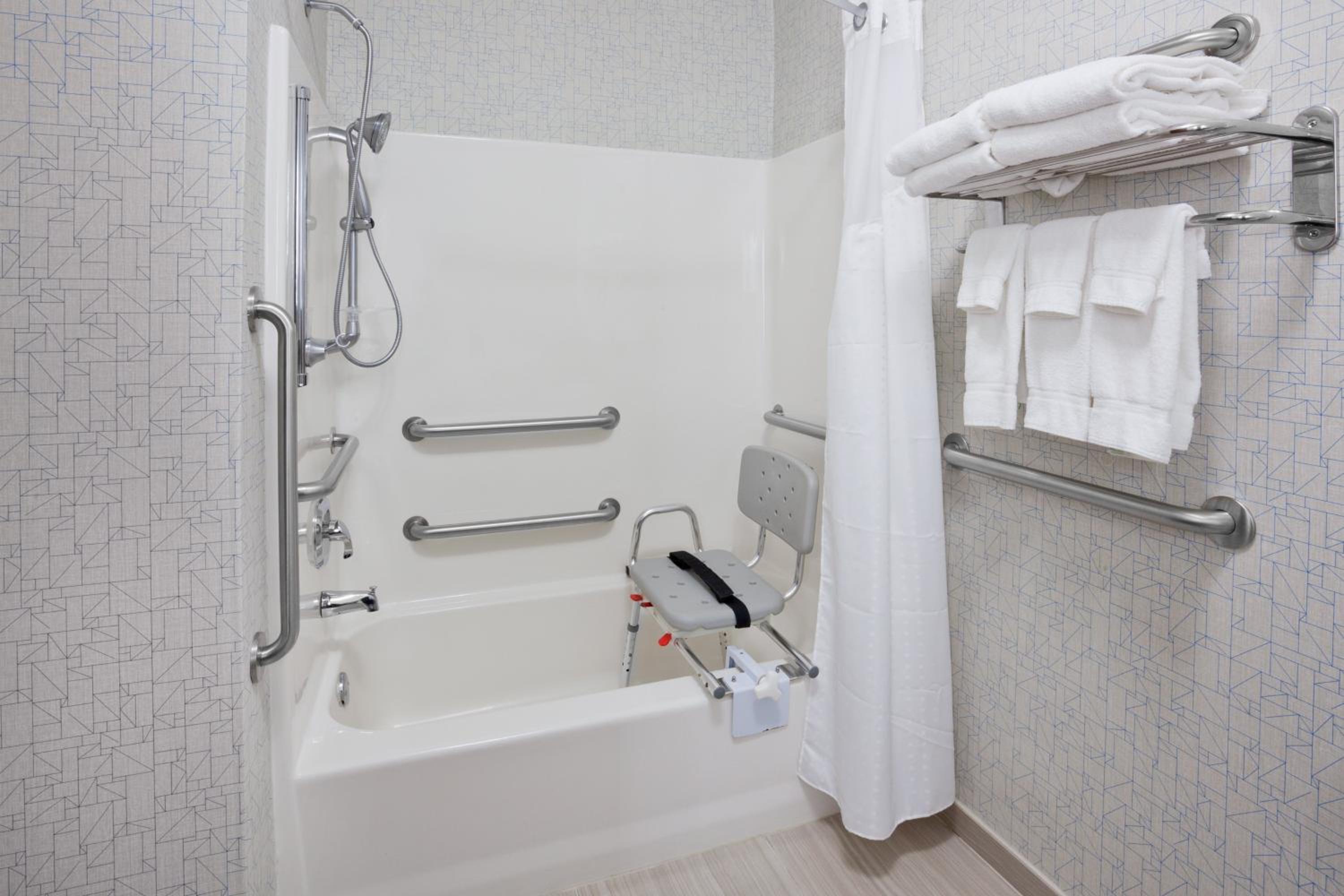 Standard Queen Room with Two Queen Beds and Mobility Accessible Tub - Photo 2
