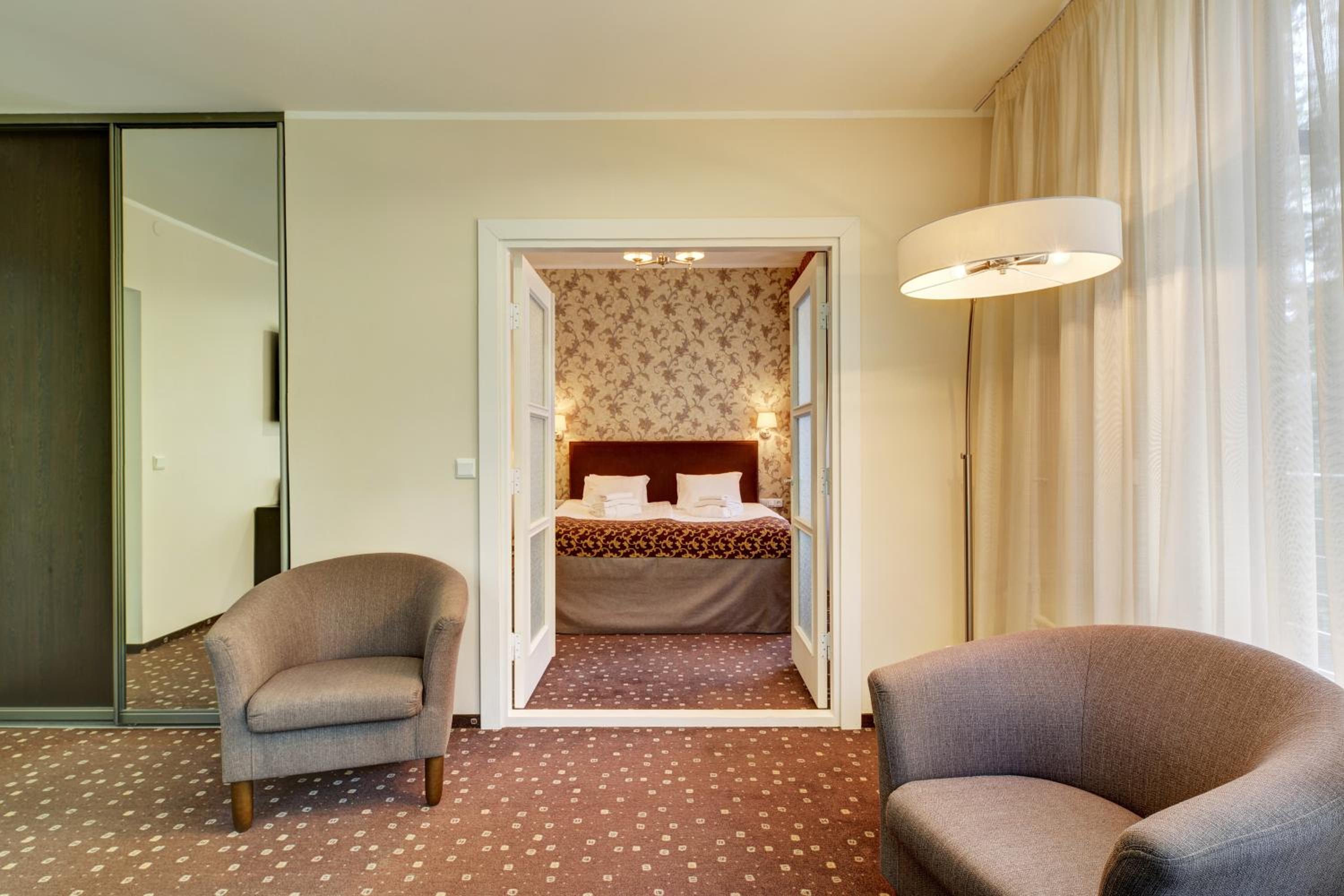 Suite - Photo 1