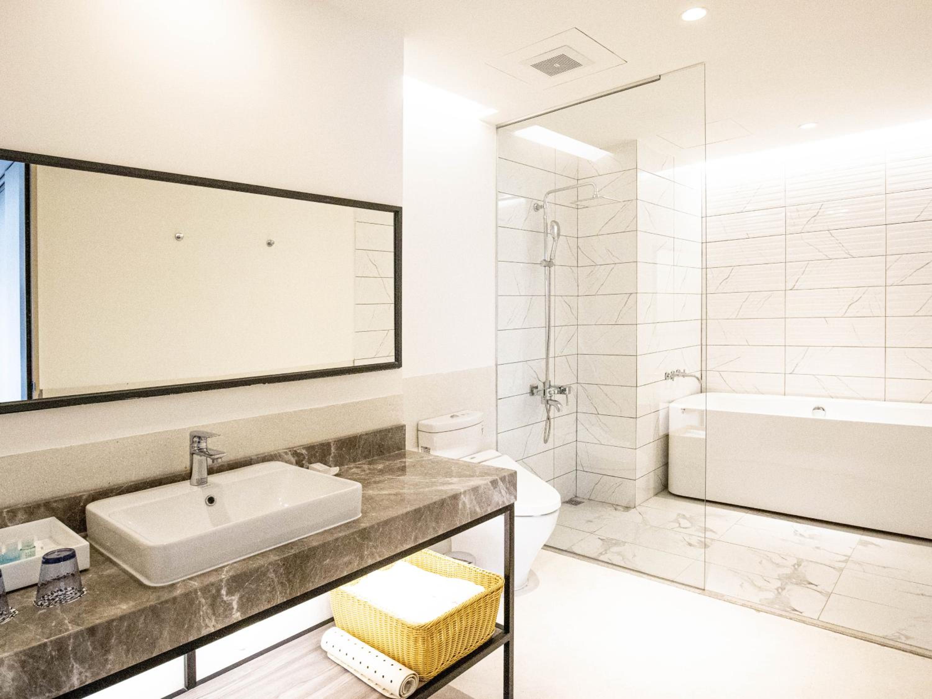 Deluxe Suite - Photo 6