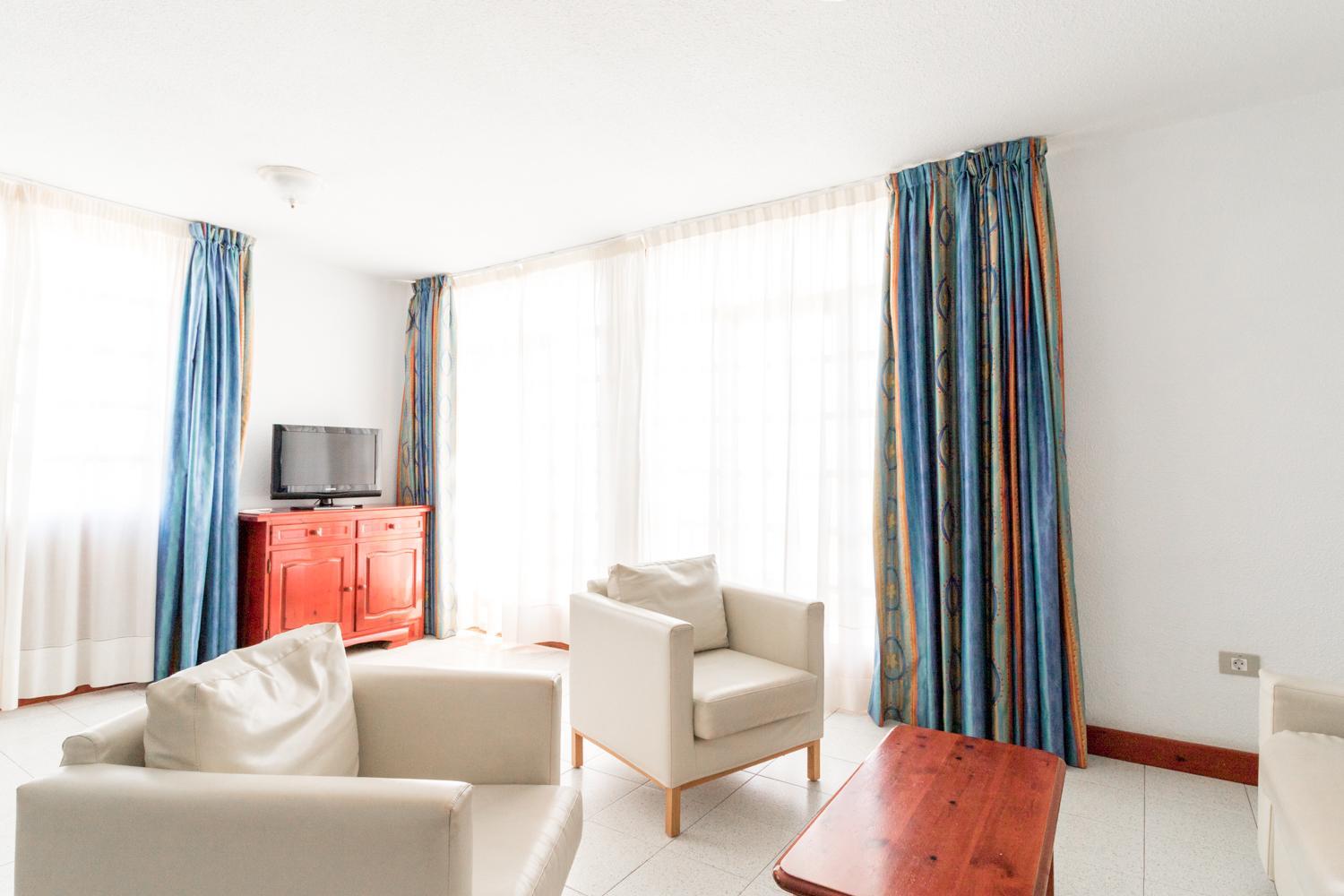 Apartamento Clásico de Tres Habitaciones con Vista al Mar