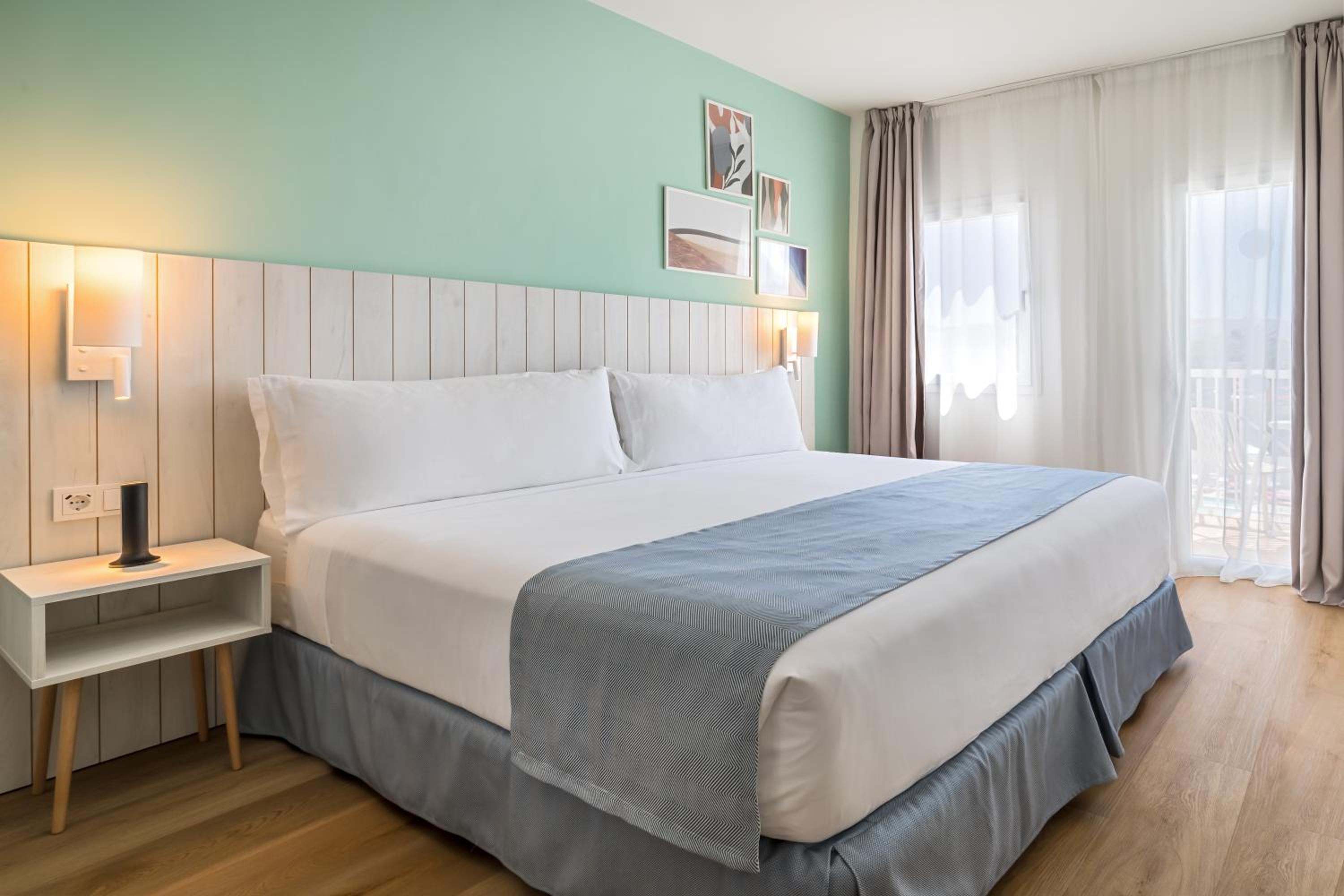 Superior Room (2 Adults + 1 Child) - Photo 1