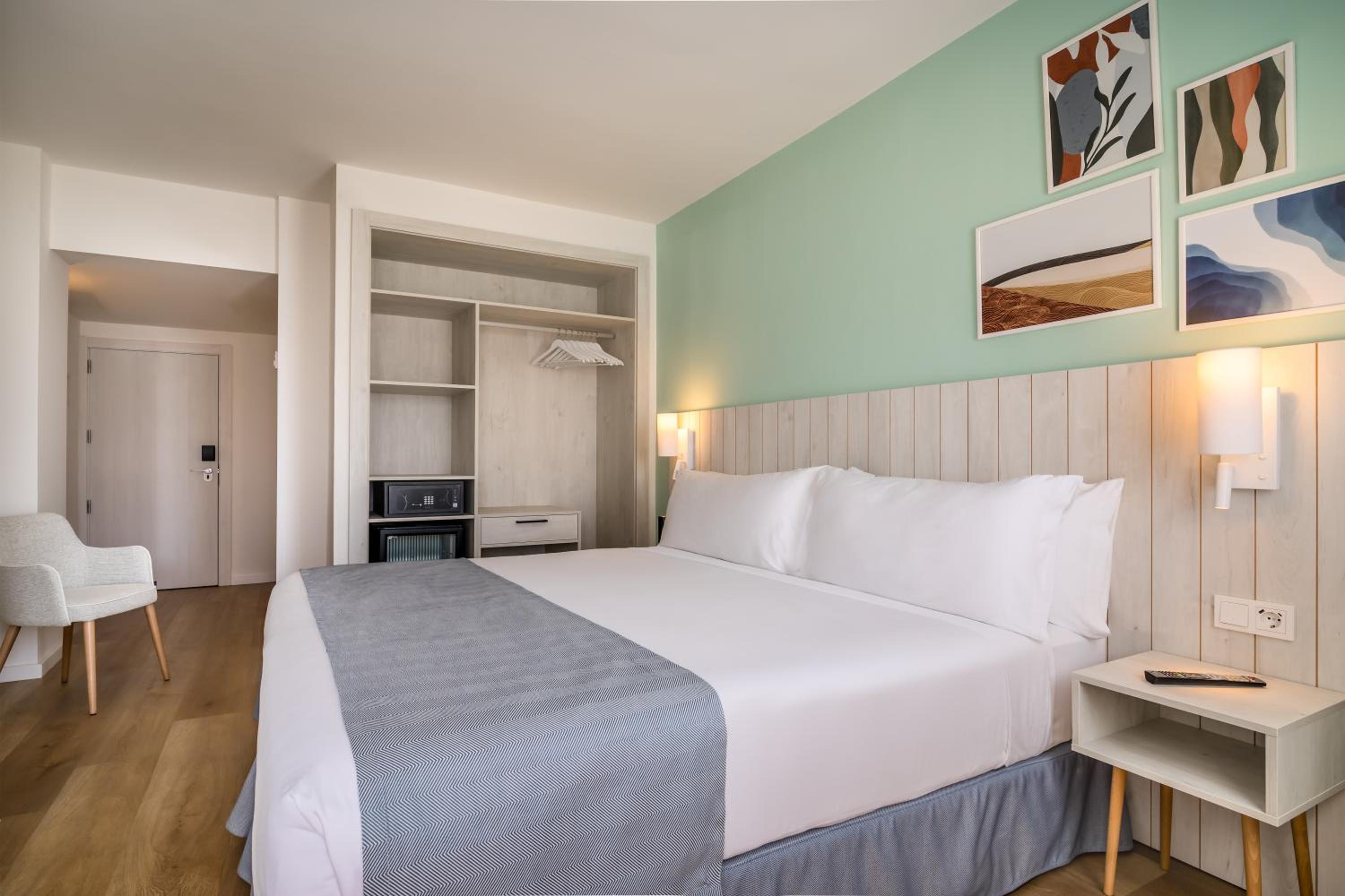 Superior Room (2 Adults + 1 Child) - Photo 2