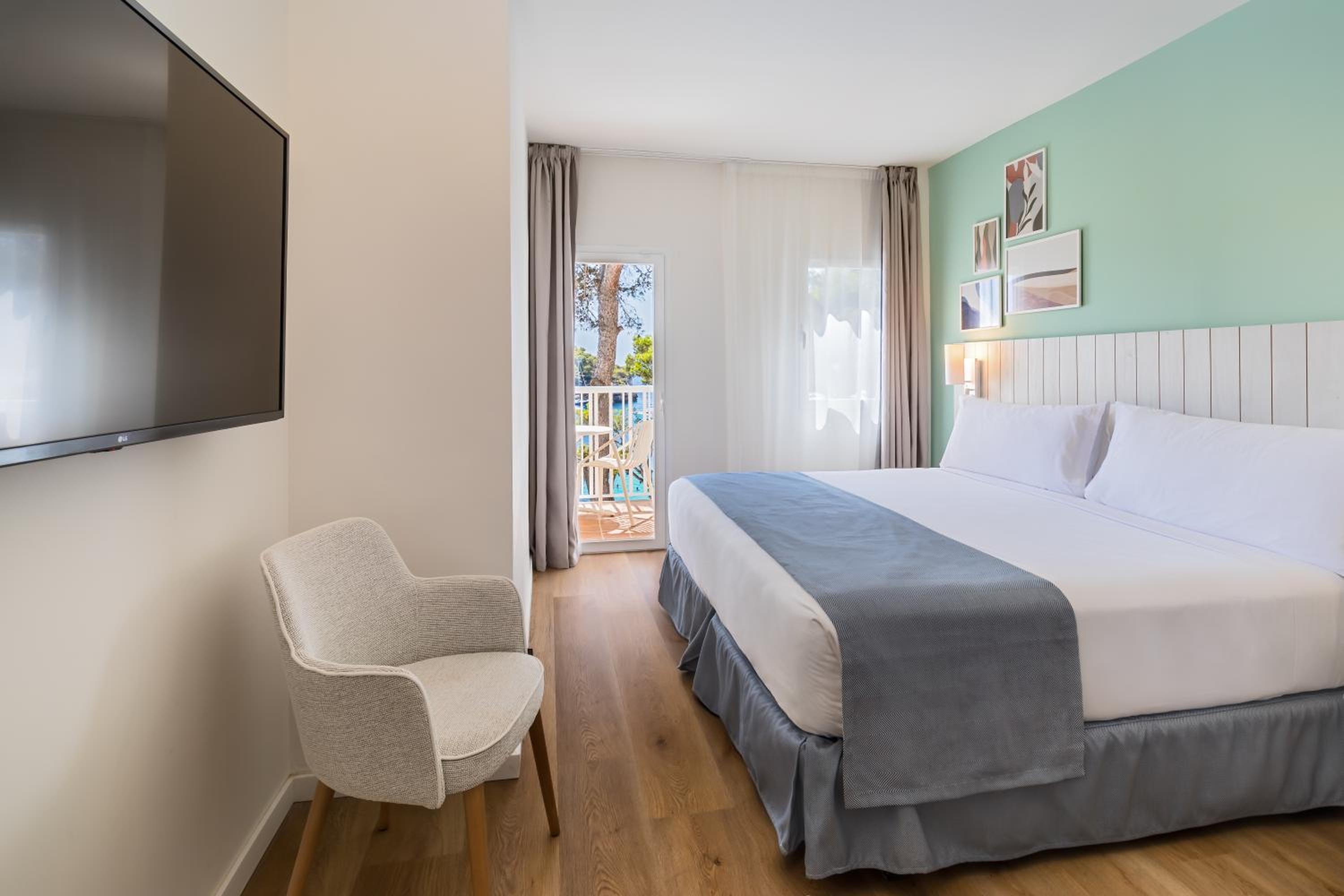 Superior Room with Sea View (2 Adults + 1 child) - Photo 1