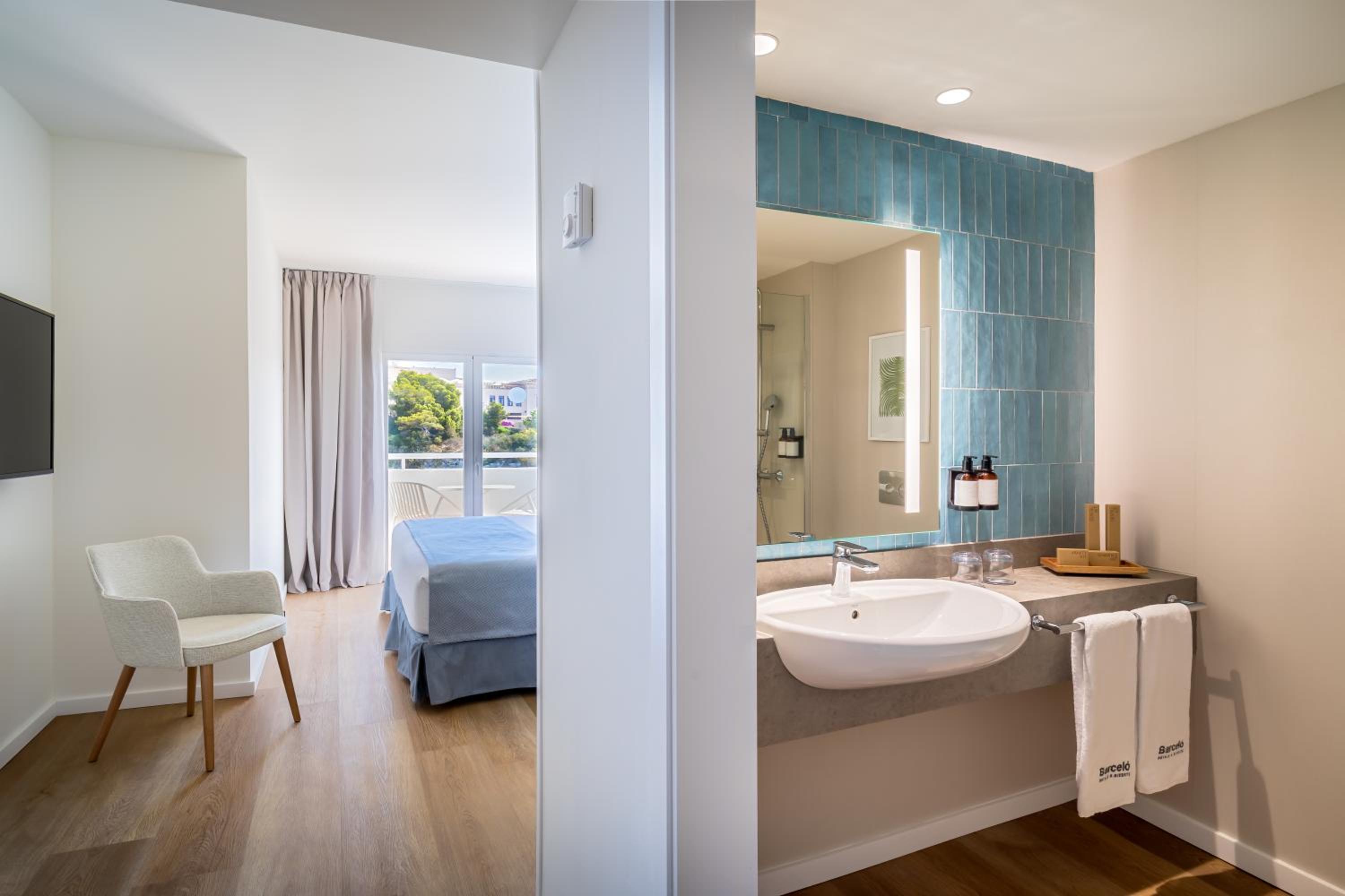 Superior Room with Sea View (2 Adults + 1 child) - Photo 3