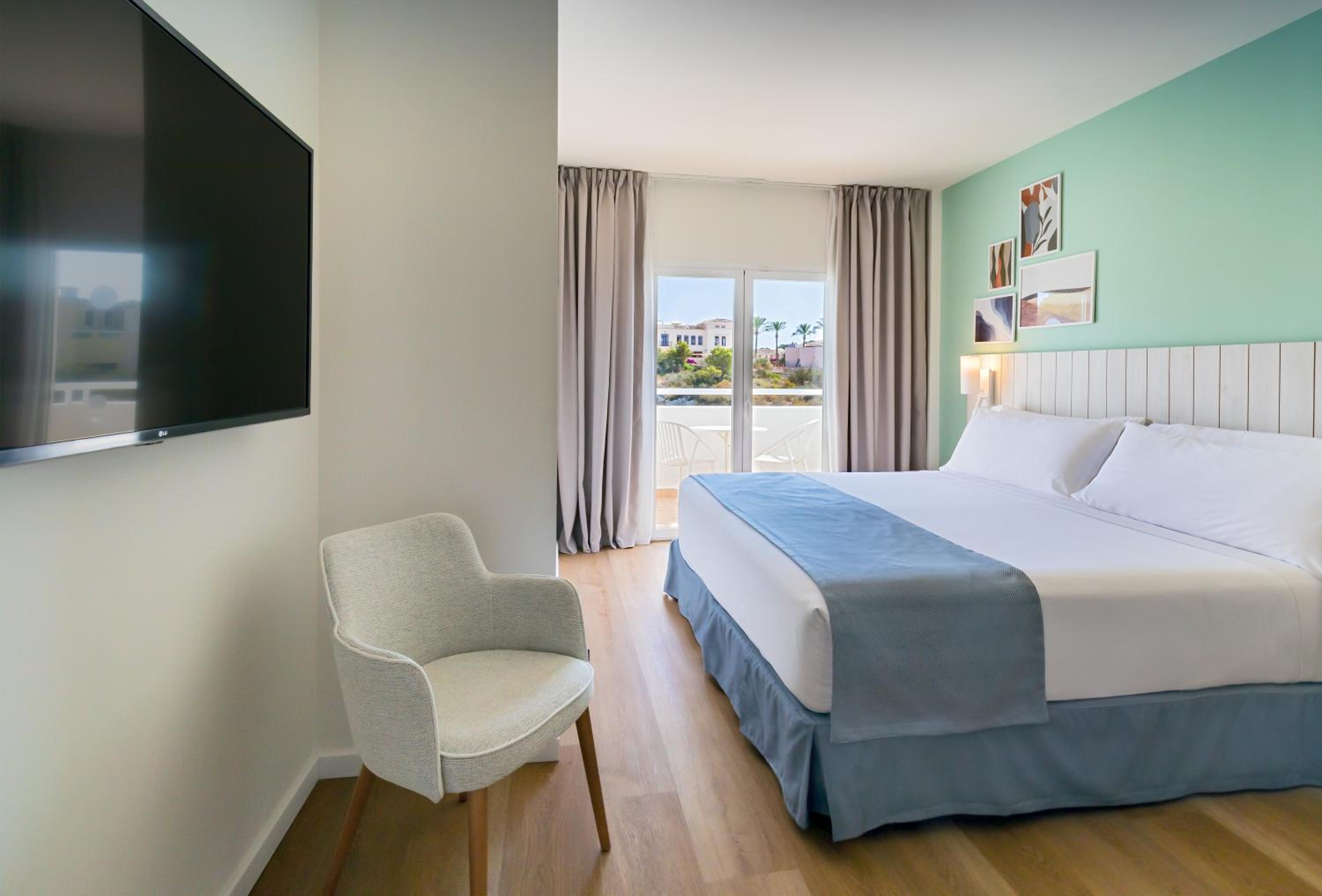 Superior Room with Sea View (2 Adults + 1 child) - Photo 6