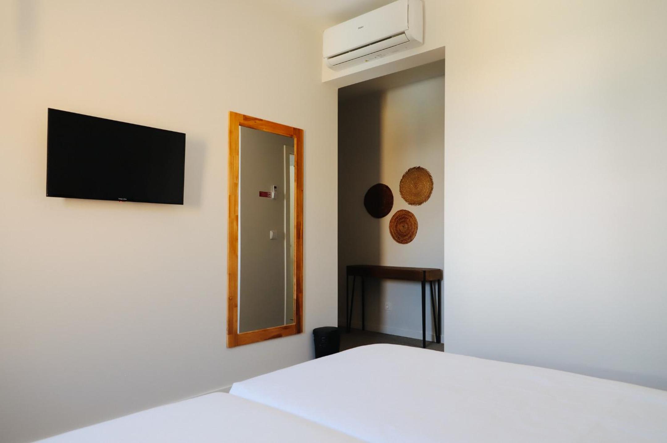 Double Room with Pool View - Photo 7