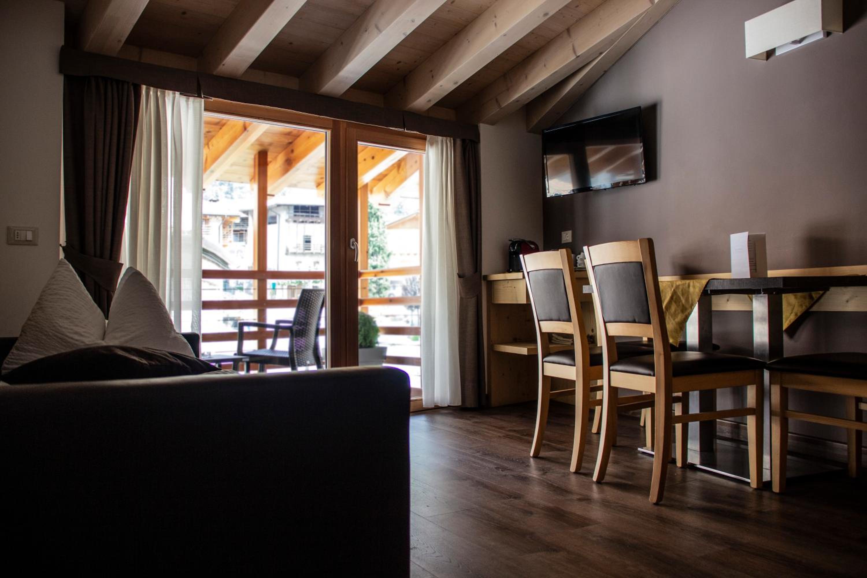 Family Suite with Balcony - Photo 18