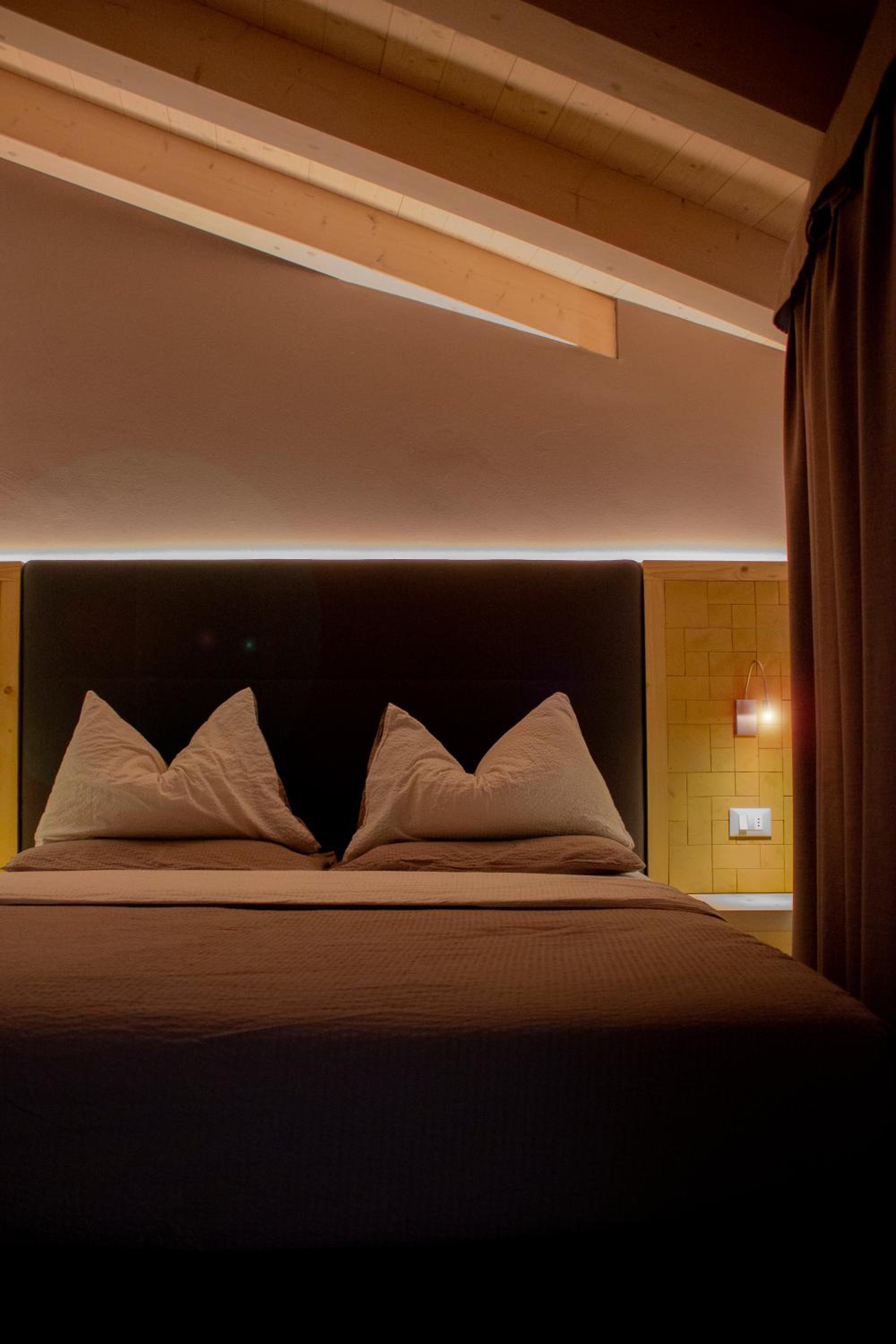 Family Suite with Balcony - Photo 17
