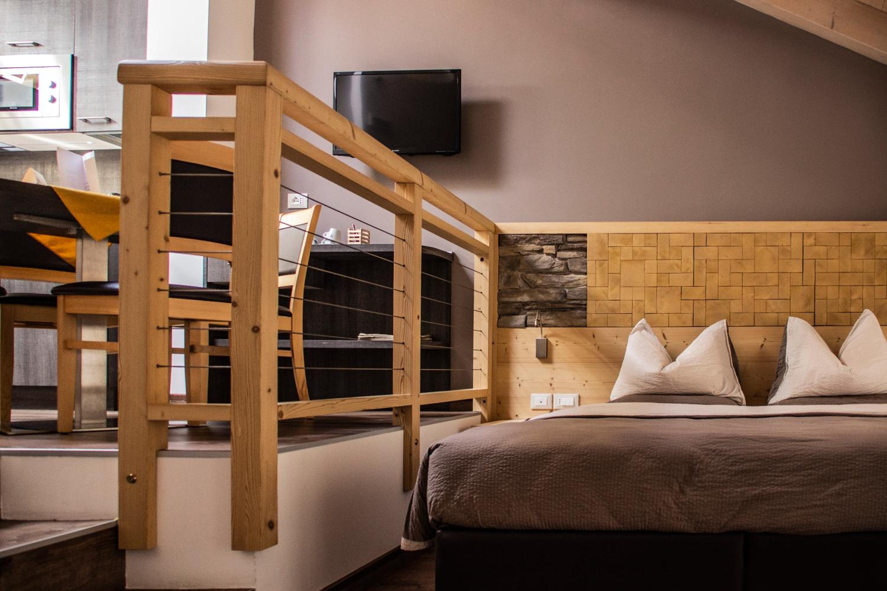 Family Suite with Balcony - Photo 16