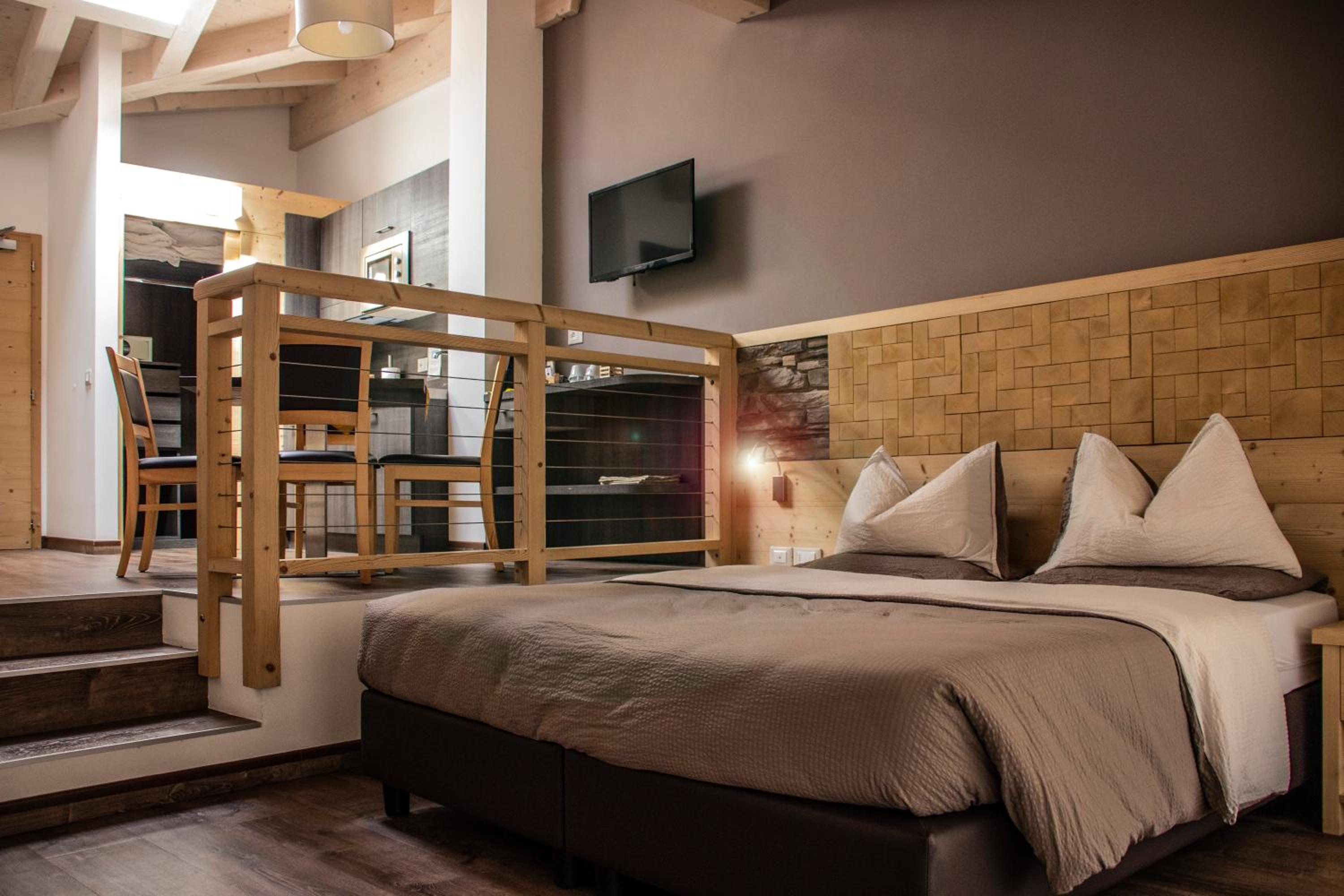 Family Suite with Balcony - Photo 14