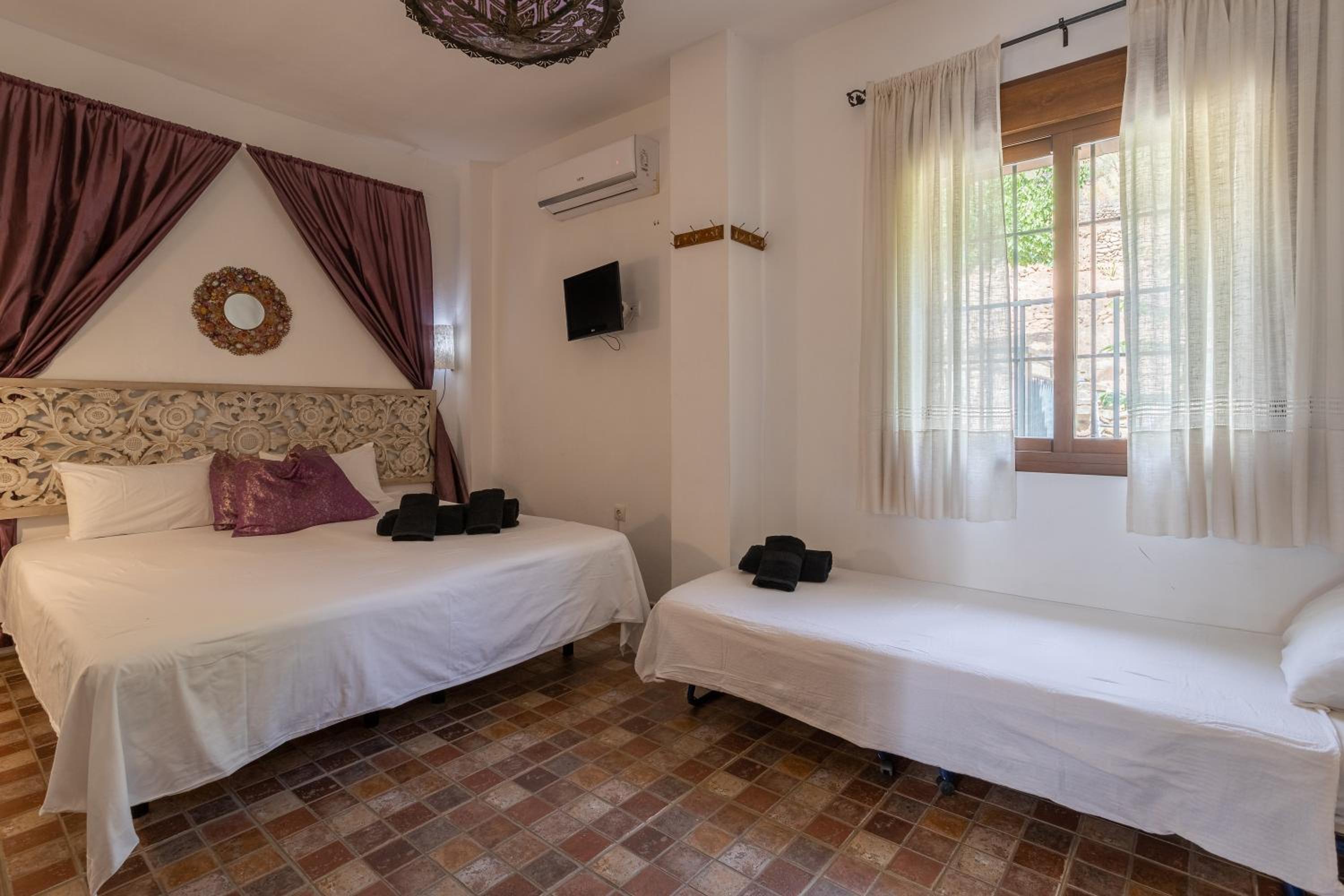 Seven-Bedroom House photo 2