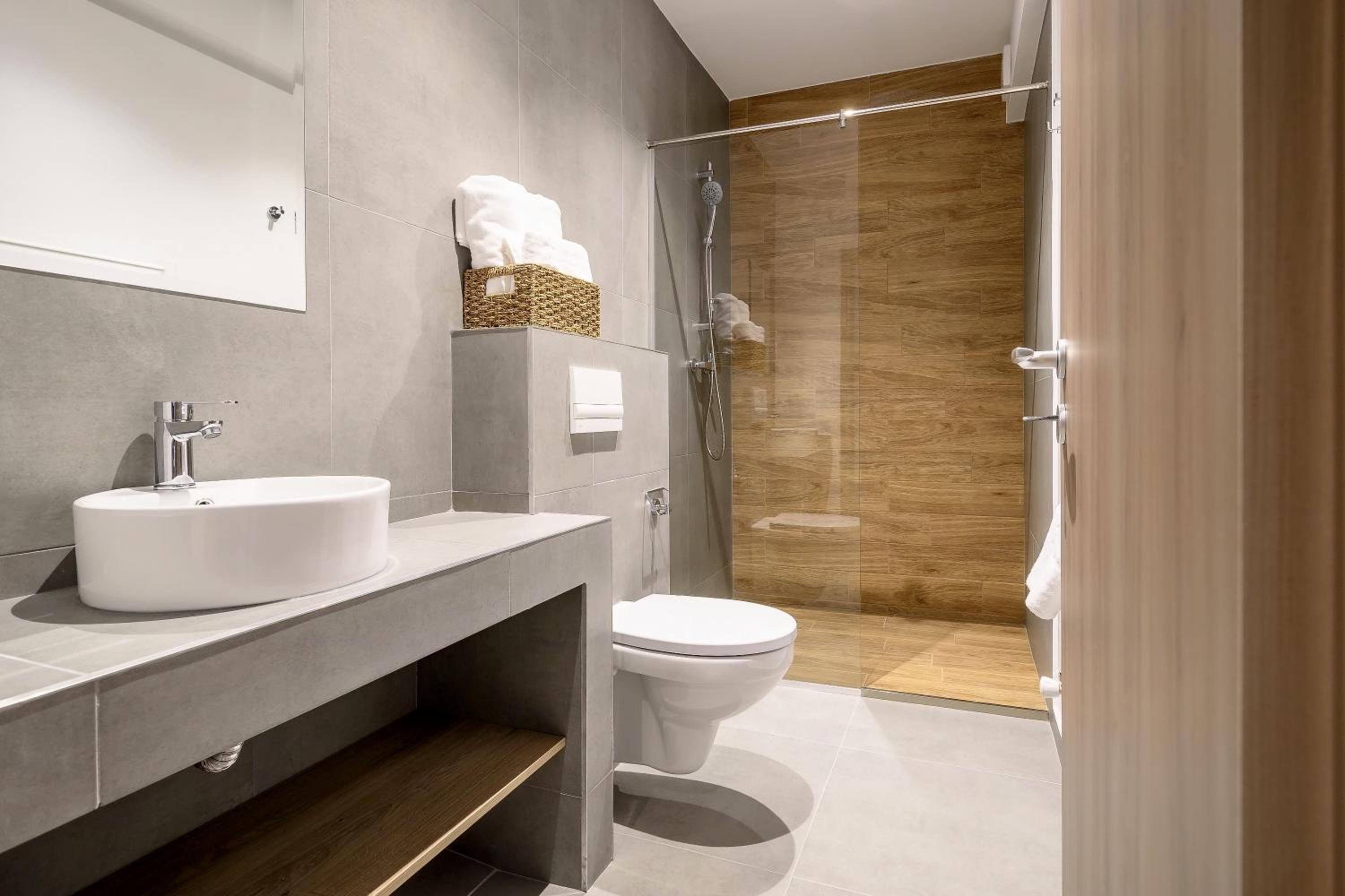 Deluxe Double or Twin Room - Photo 9