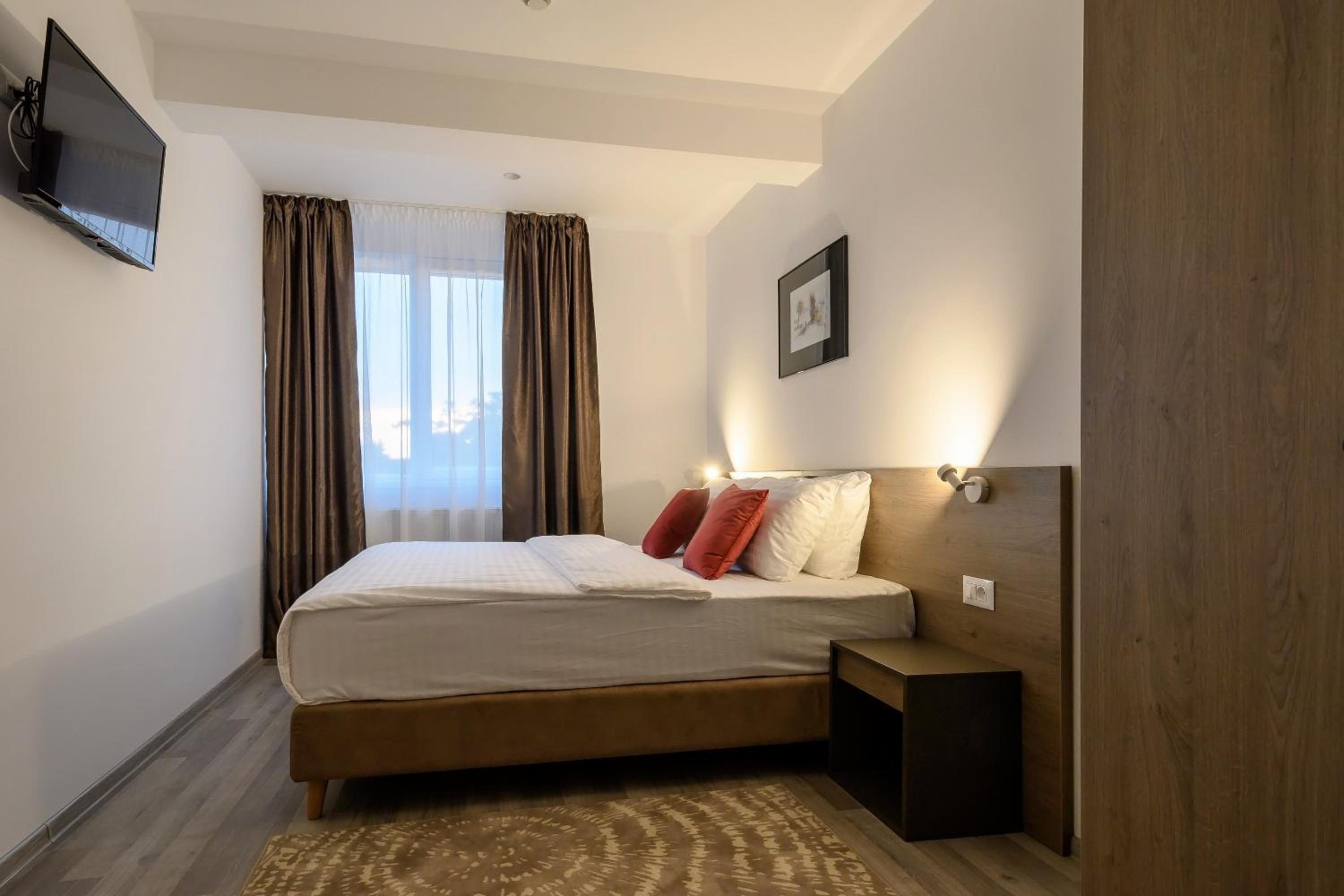 Deluxe King Suite - Photo 9