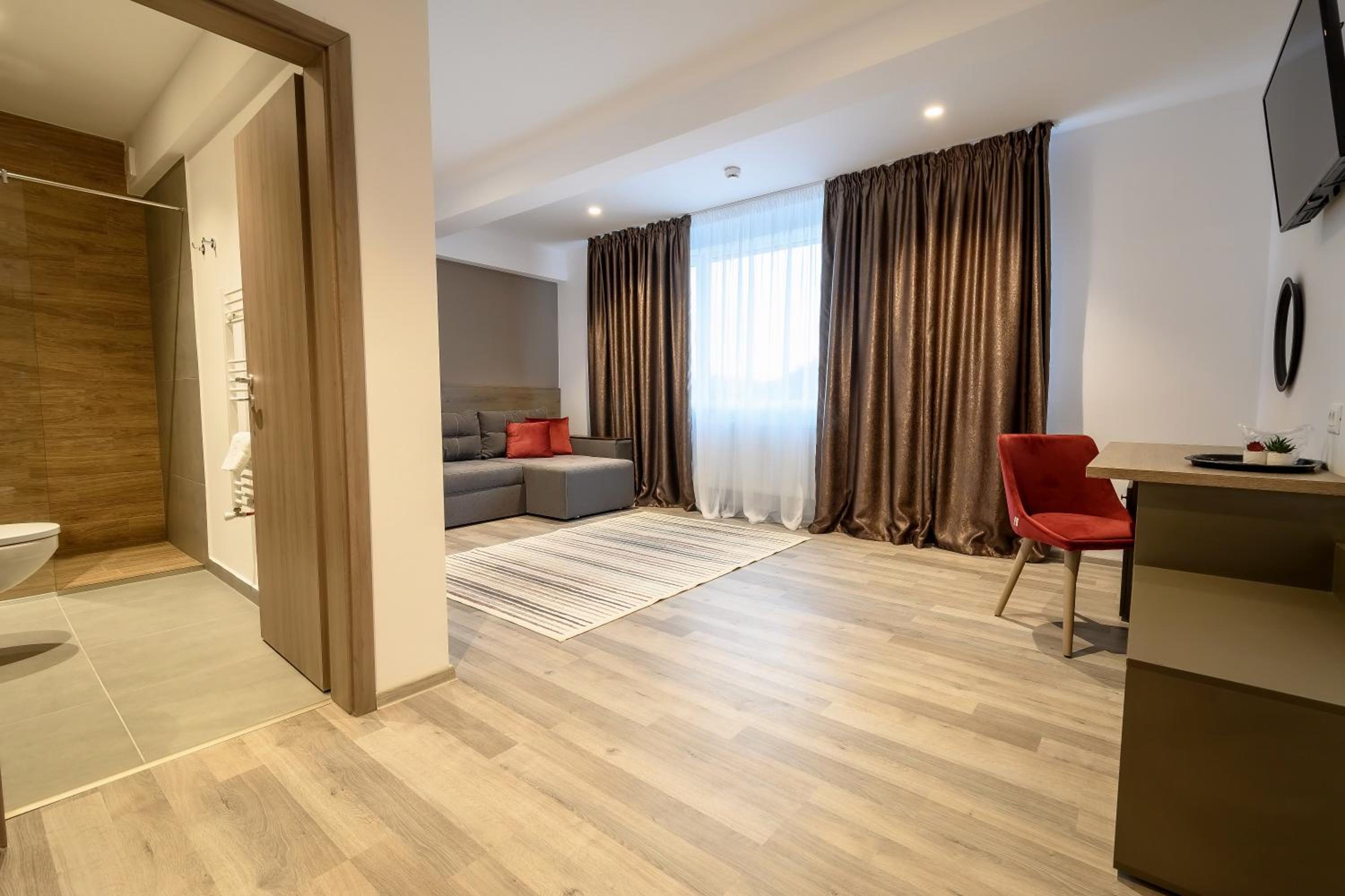 Deluxe King Suite - Photo 1