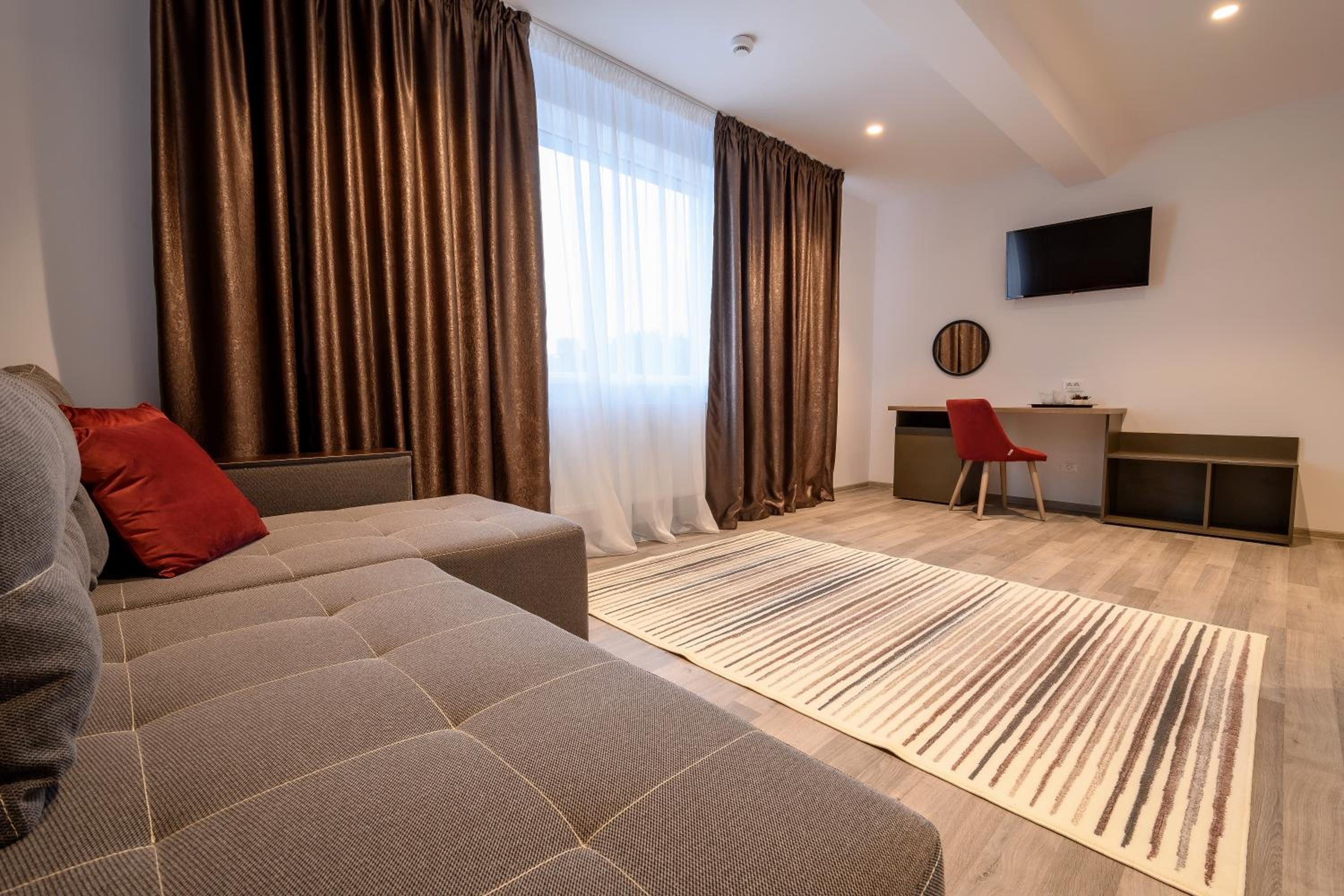 Deluxe King Suite - Photo 10