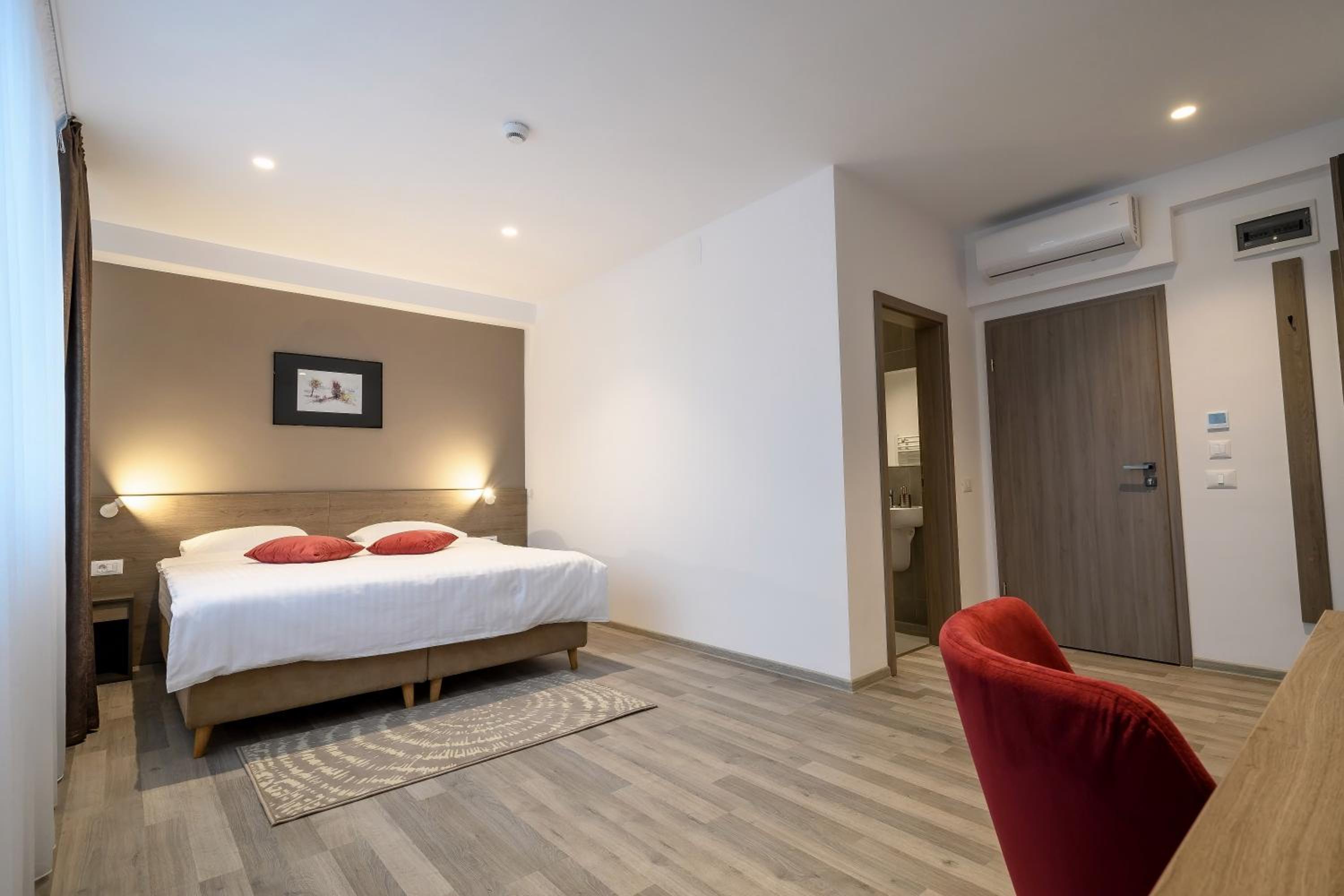 Deluxe Double or Twin Room - Photo 6