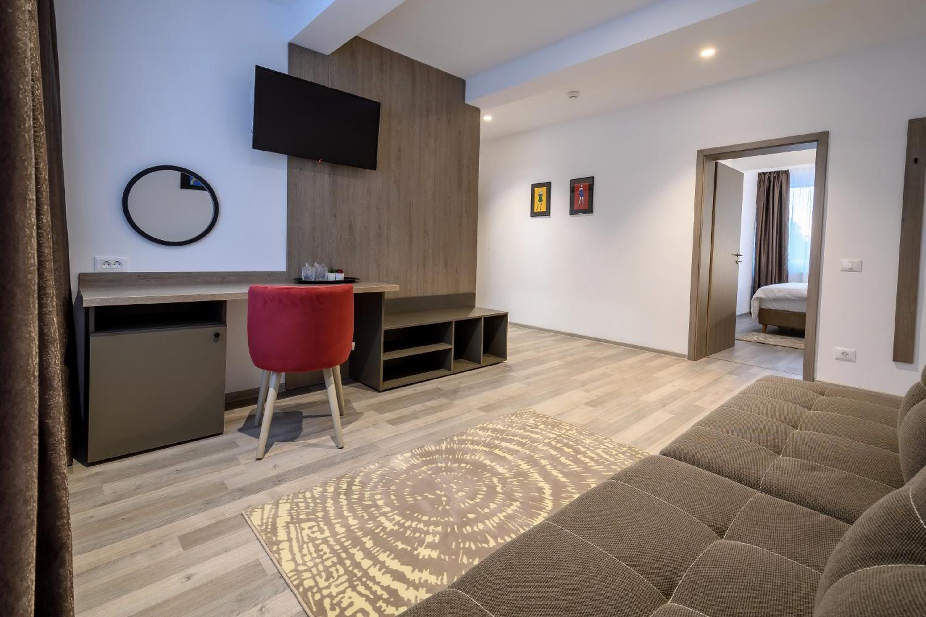 Deluxe King Suite - Photo 11