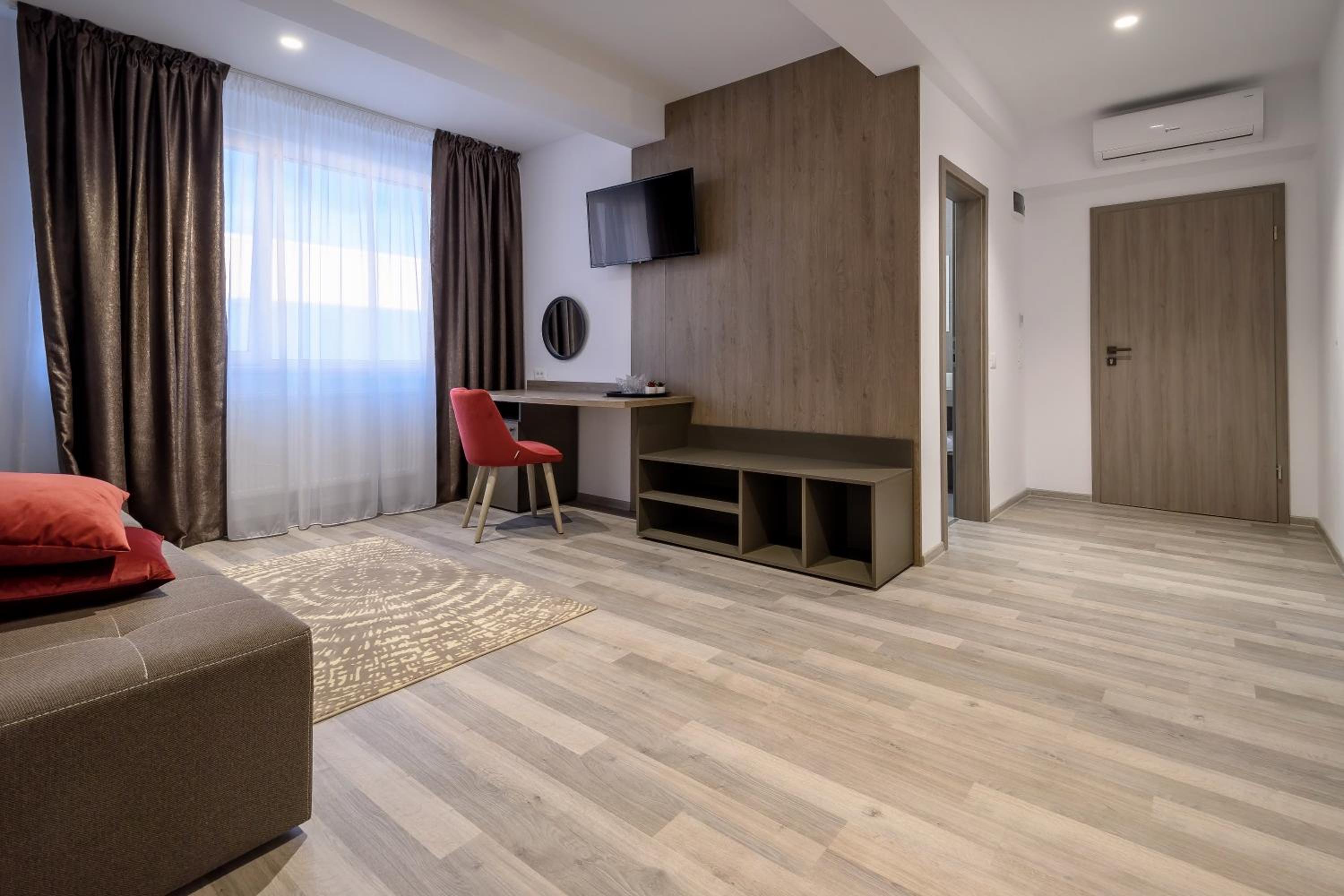 Deluxe King Suite - Photo 2