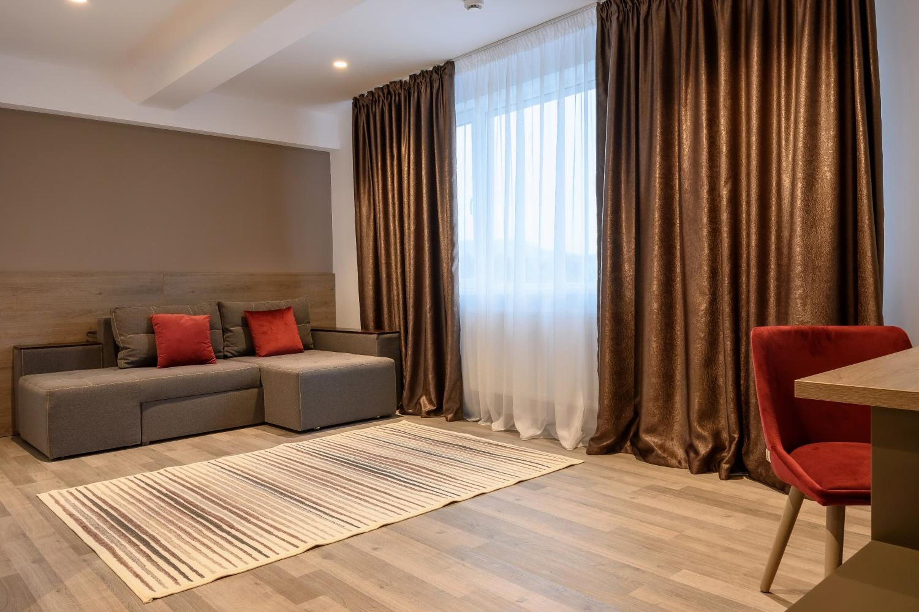 Deluxe King Suite - Photo 3