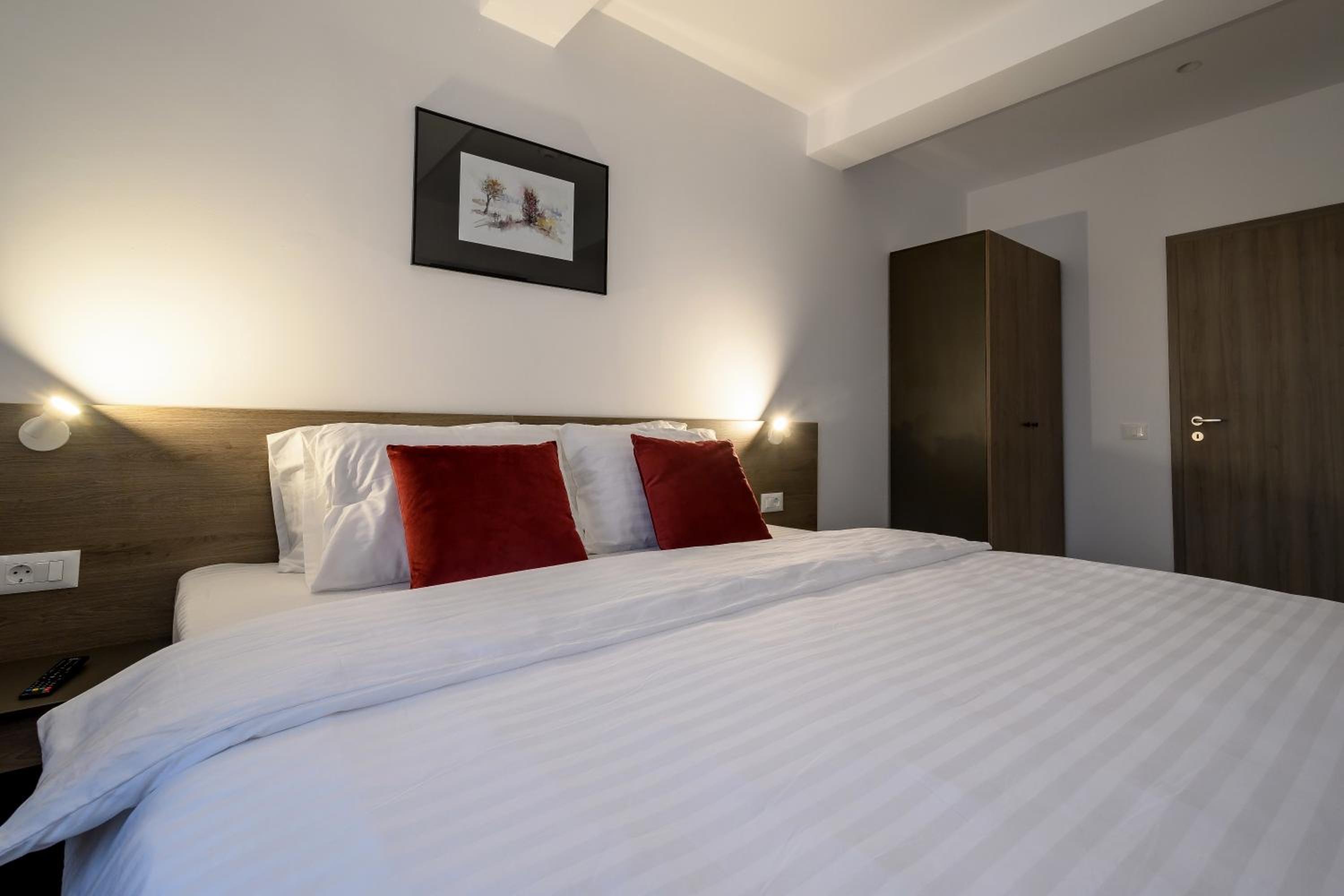 Deluxe King Suite - Photo 5