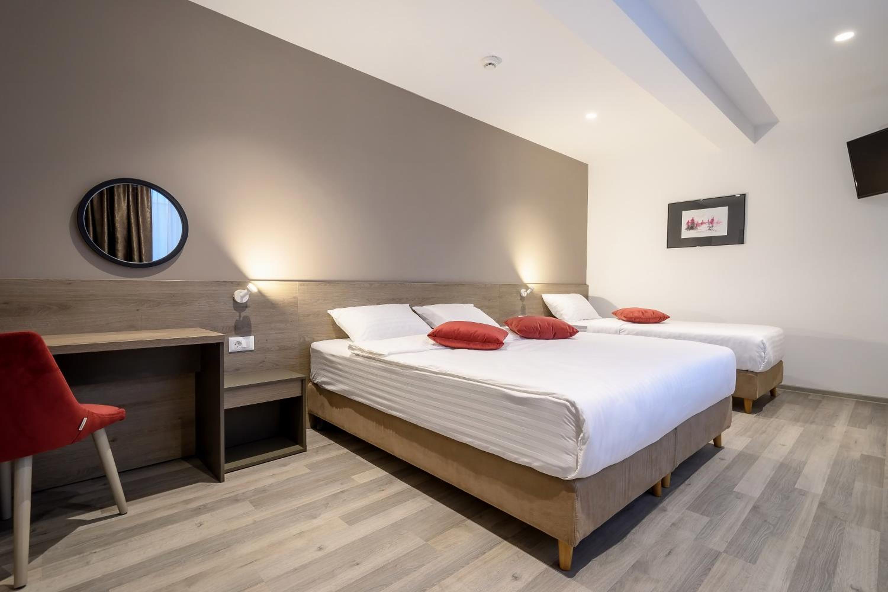 Deluxe Triple Room - Photo 1