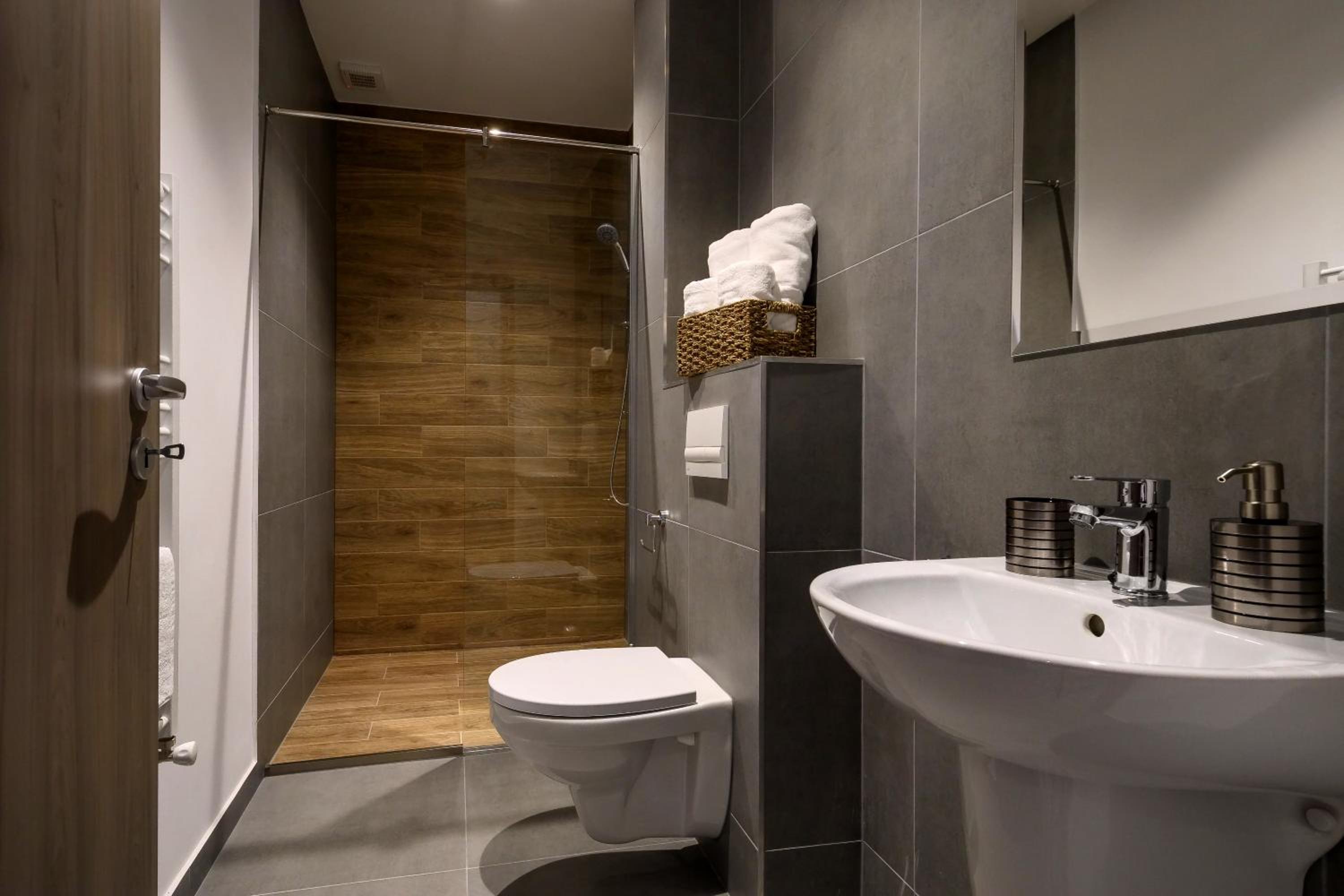 Deluxe Double or Twin Room - Photo 8