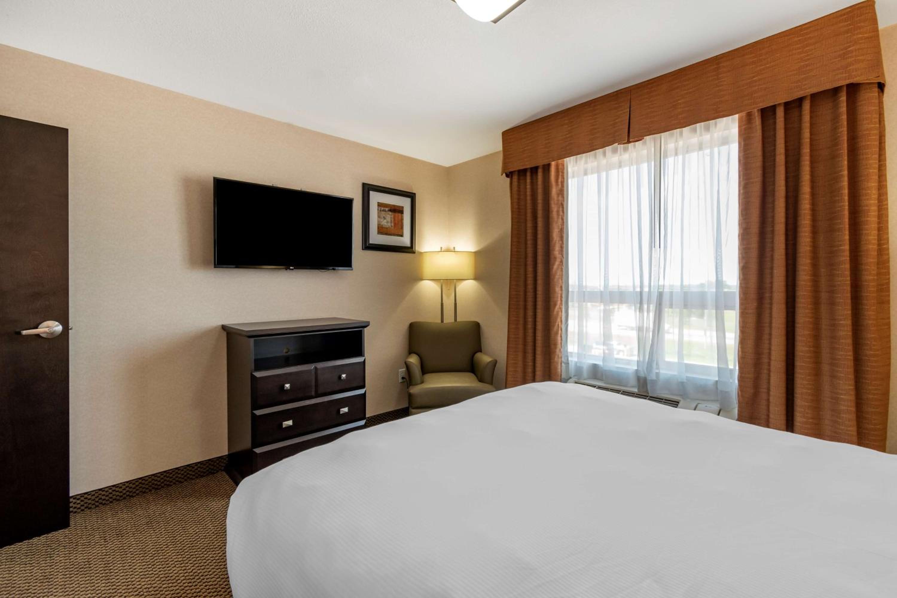 One-Bedroom Queen Suite with Wet Bar and Sofa Bed - Non-Smoking photo 3