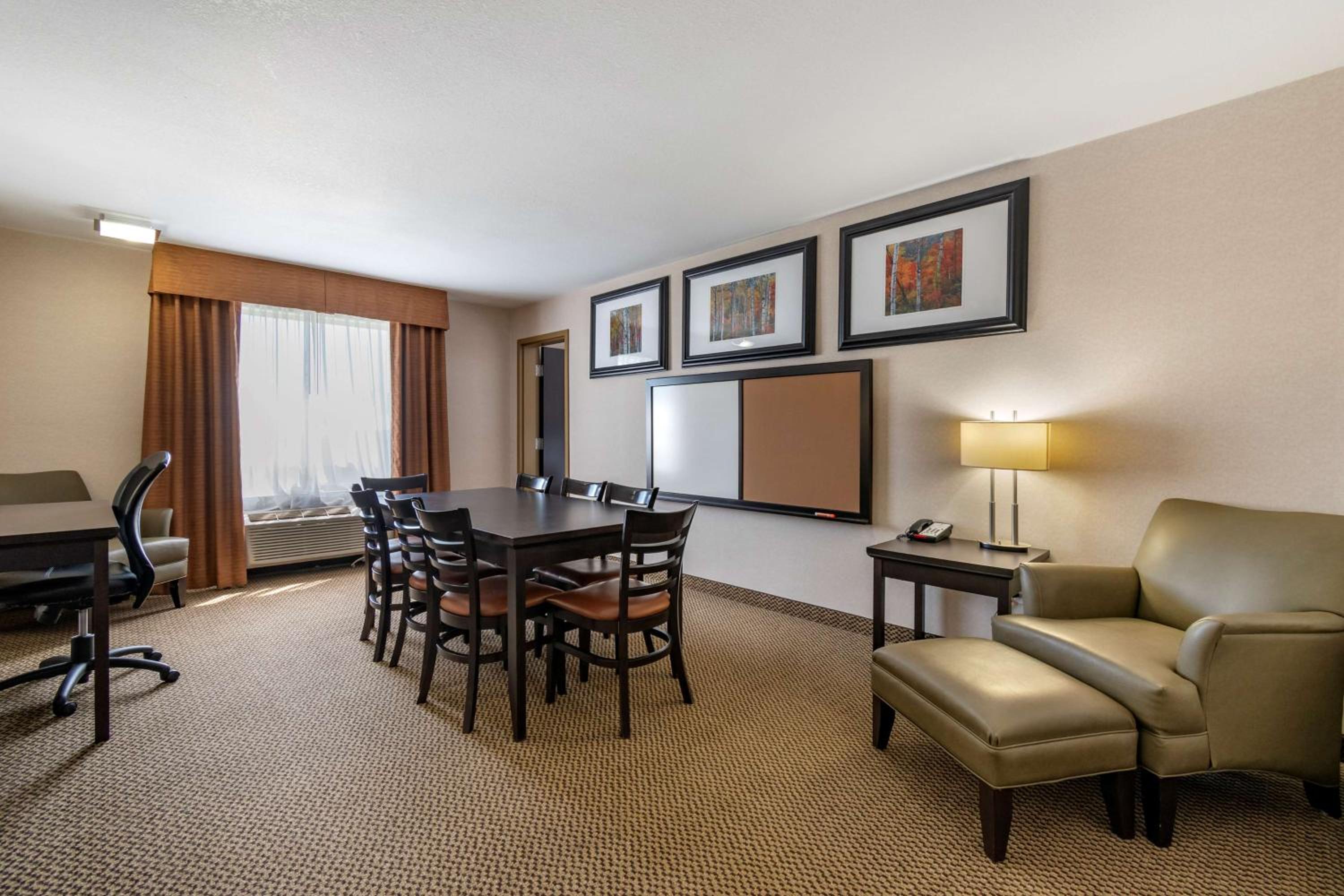 King Suite with Board Room - Non-Smoking