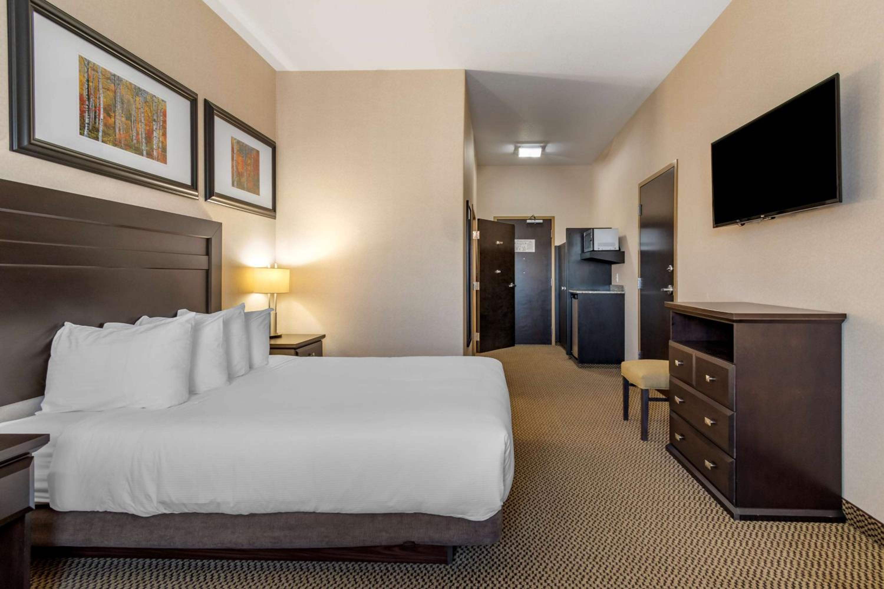 Queen Room with Roll-In Shower - Mobility Accessible/Non-Smoking photo 2