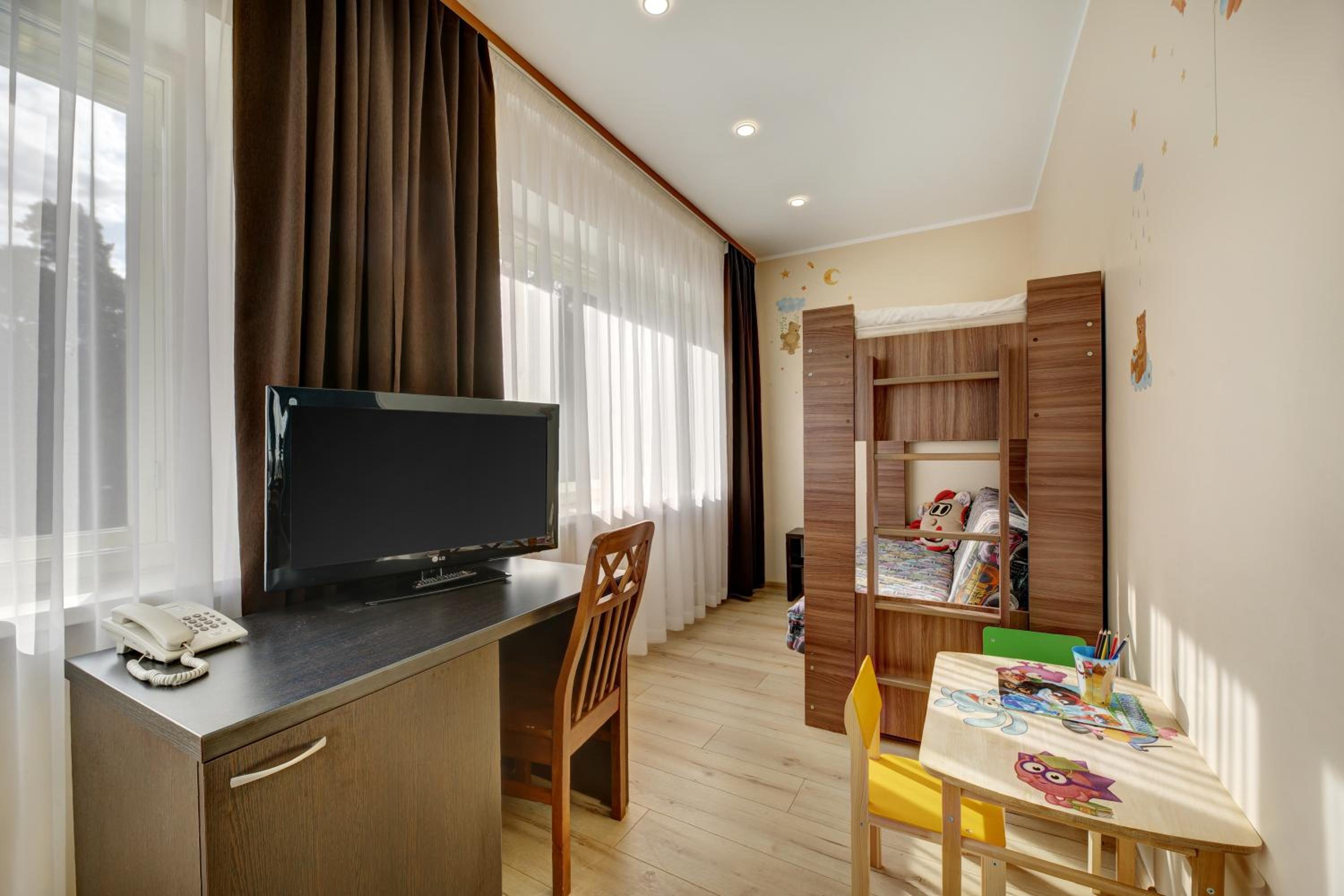 Family Room - Photo 2