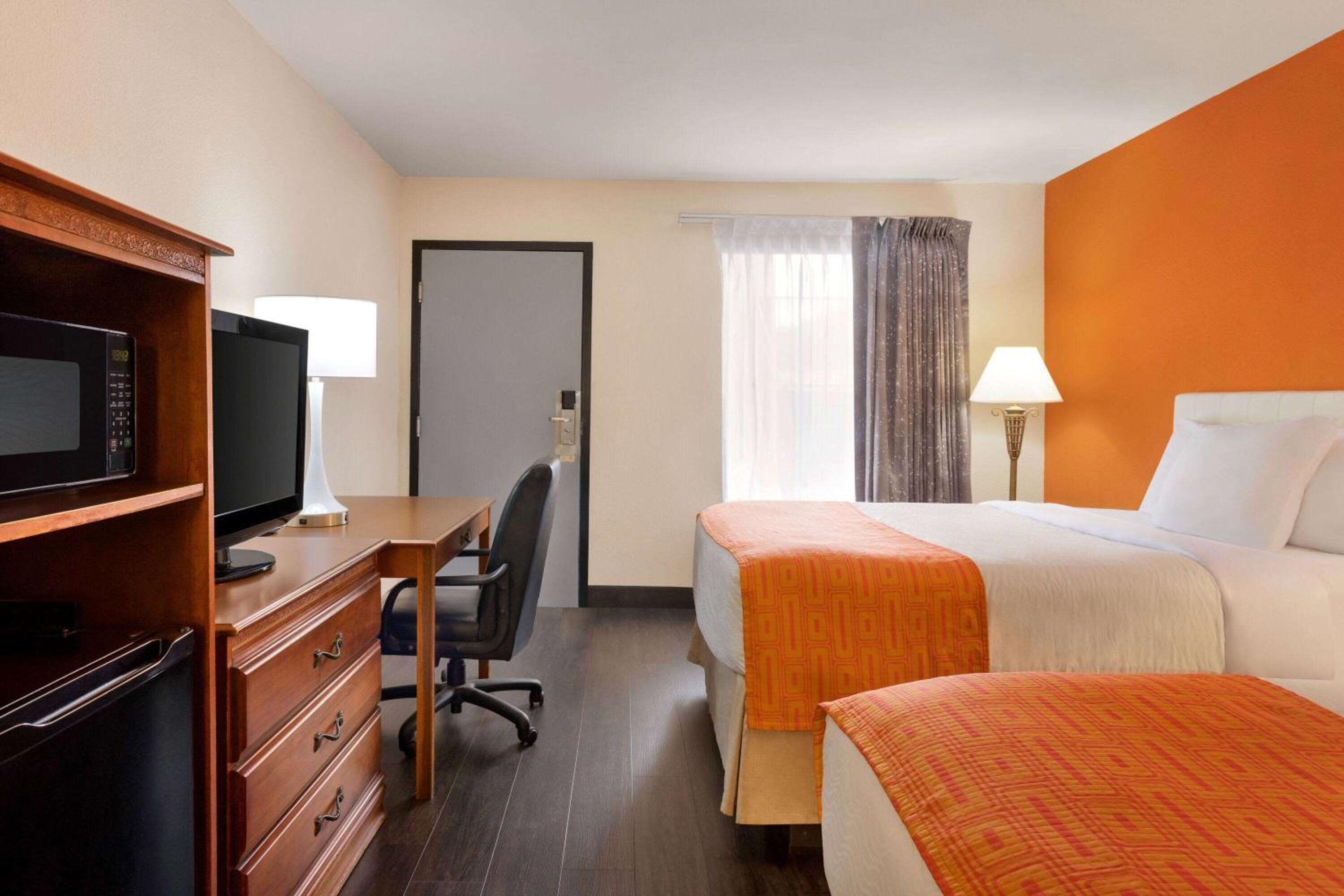 Queen Room with Two Queen Beds - Non-Smoking - Photo 4