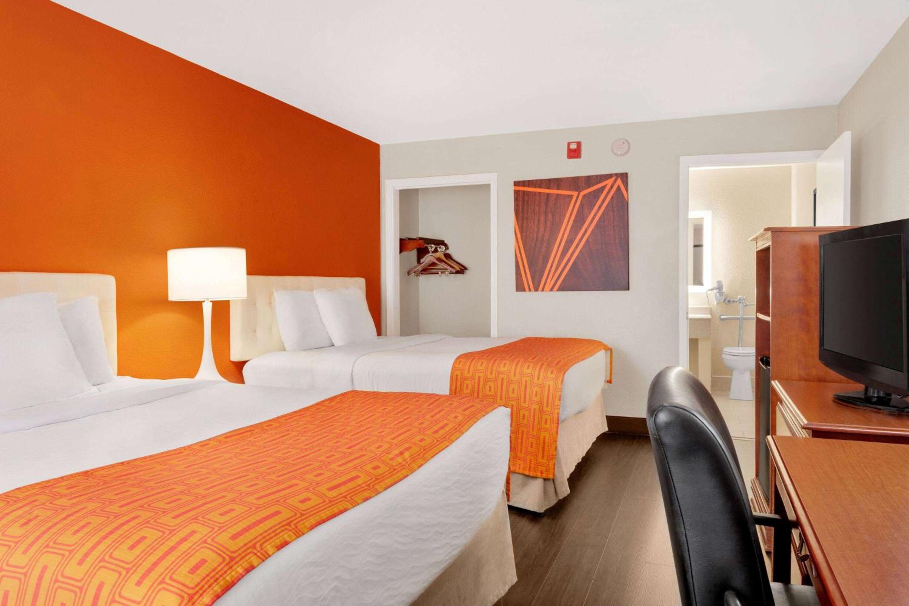 Queen Room with Two Queen Beds - Non-Smoking - Photo 8