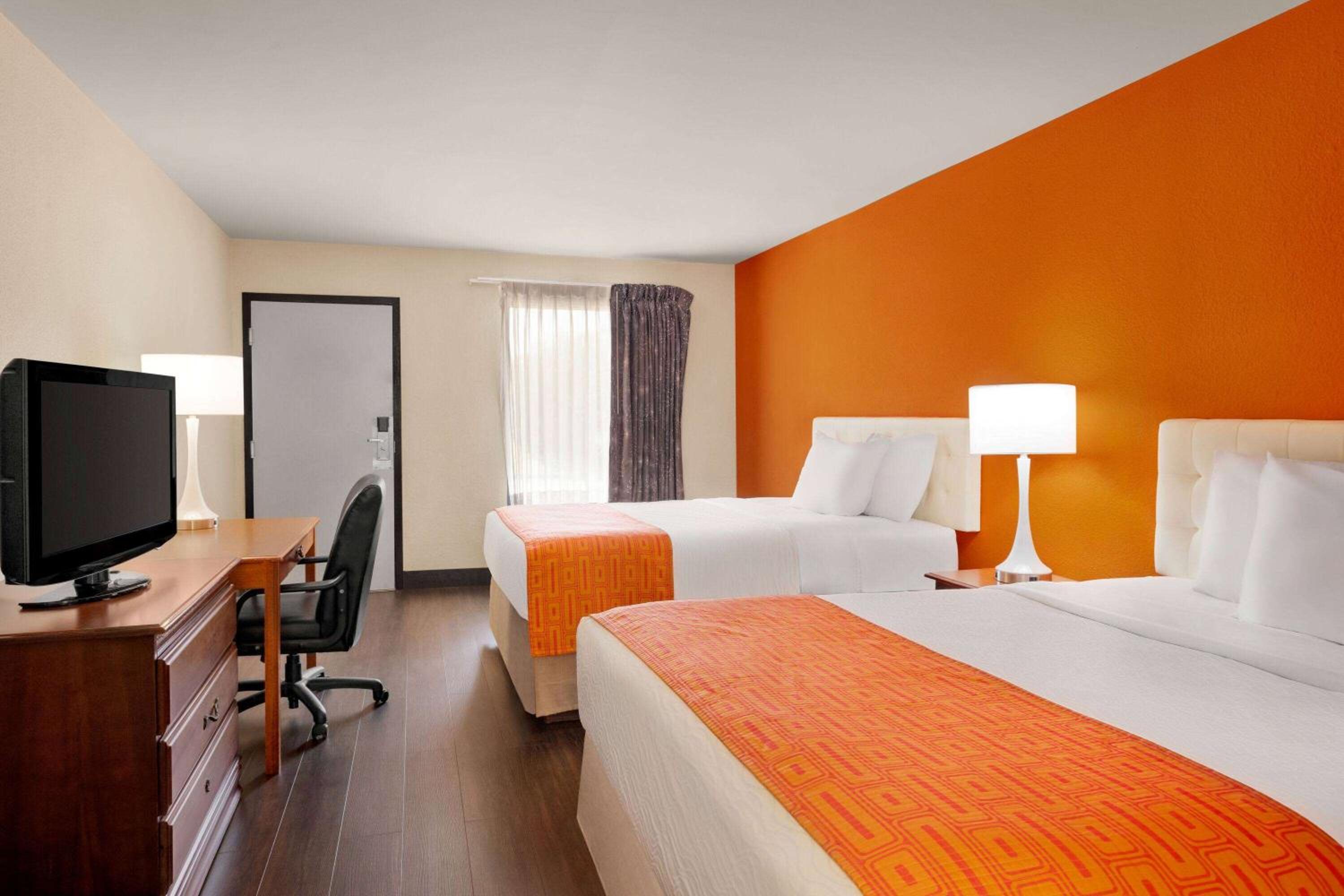 Queen Room with Two Queen Beds - Non-Smoking - Photo 6