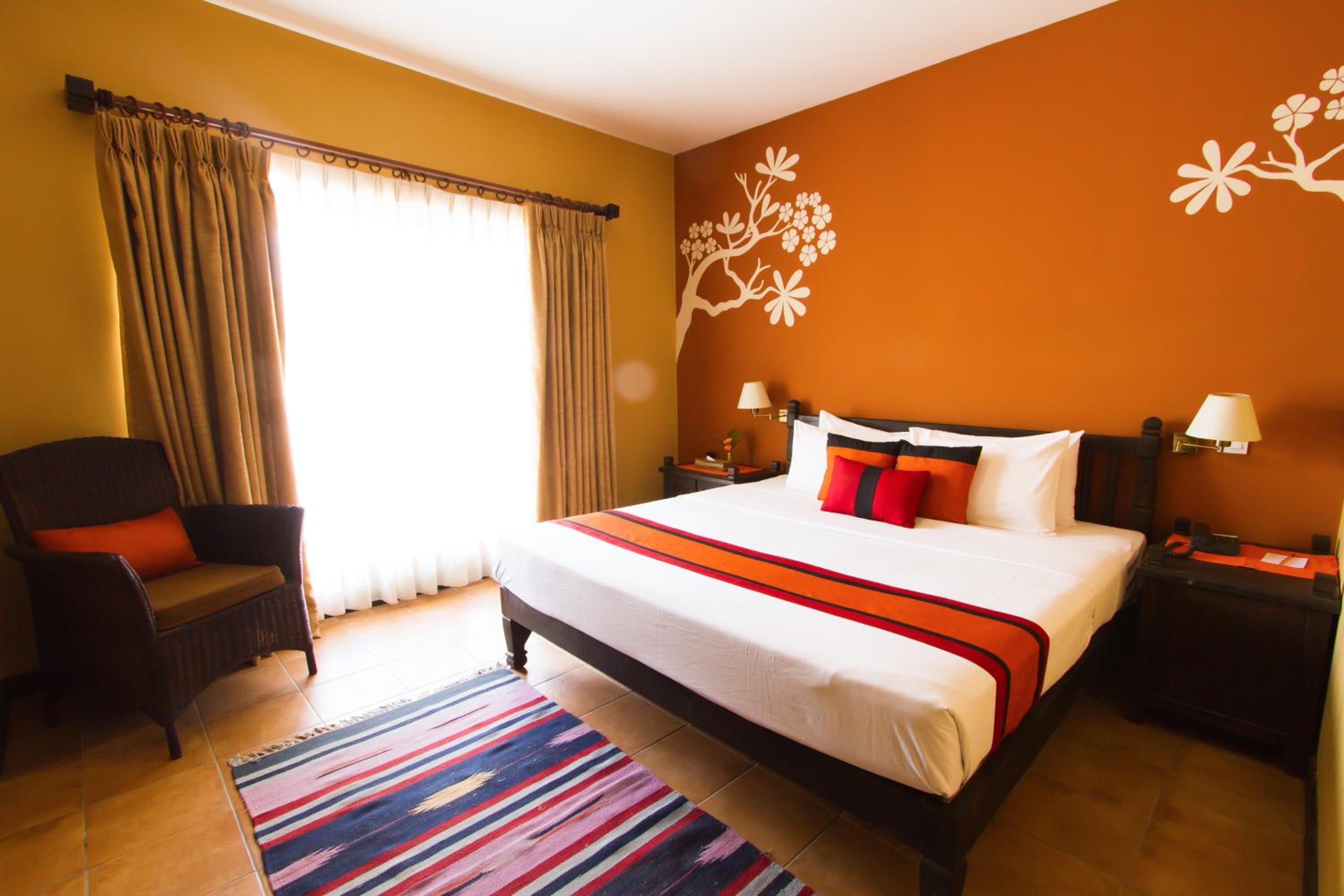 Deluxe Room with Balcony - Photo 16