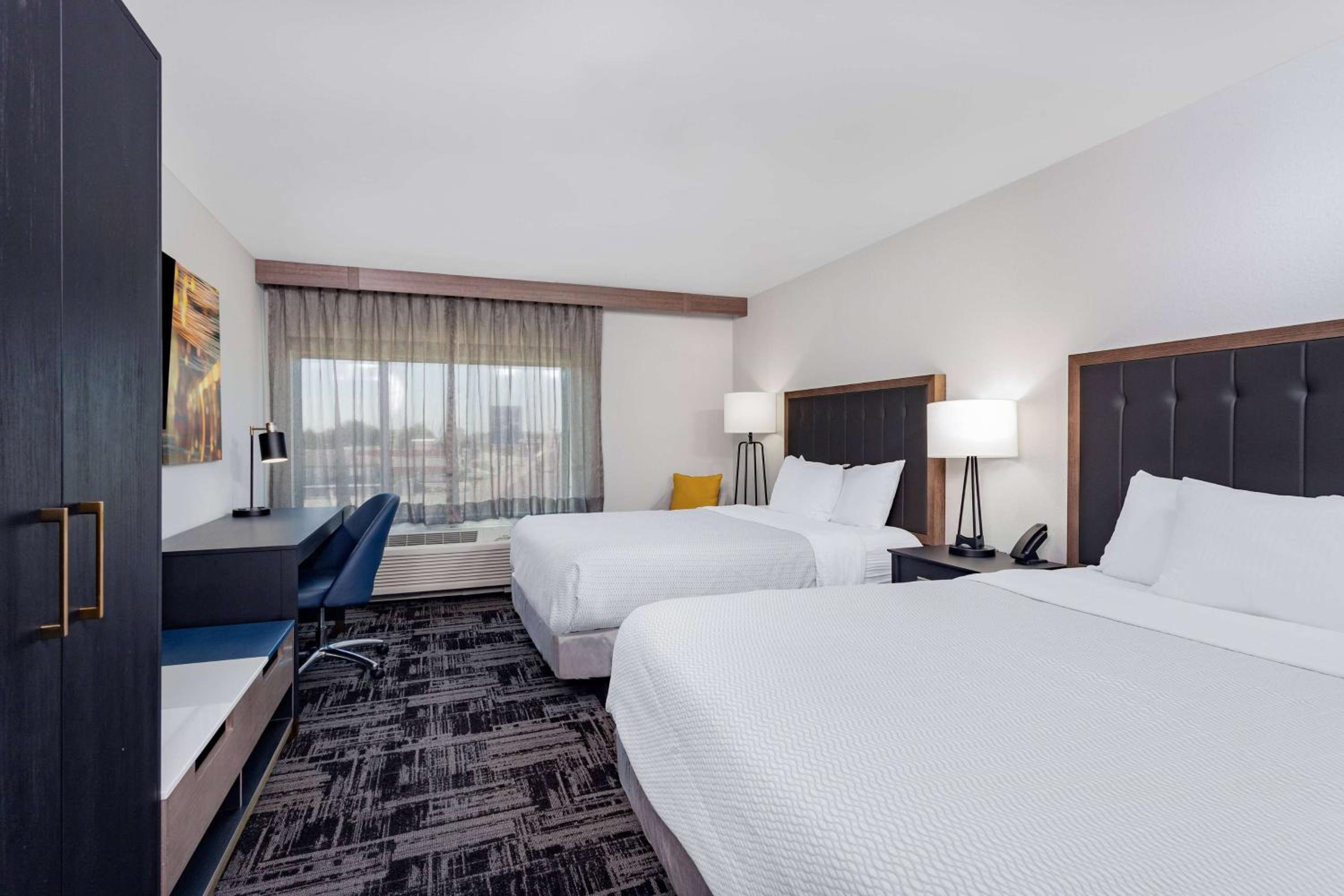 2 Queen Beds, Mobility Accessible Room, Bathtub w/Grab Bars, Non-Smoking - Photo 3