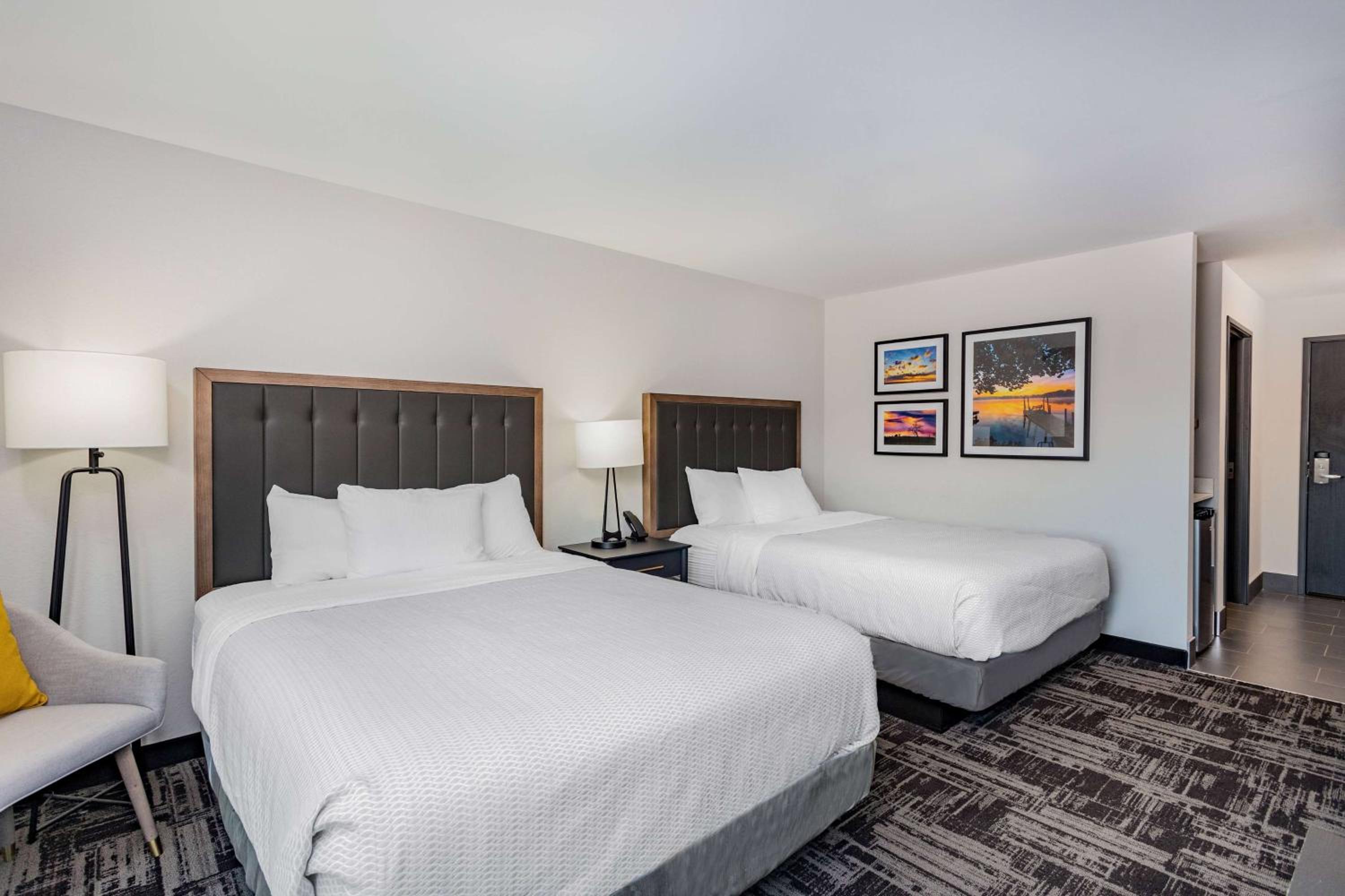 Deluxe Queen Room with Two Queen Beds - Non-Smoking - Photo 5