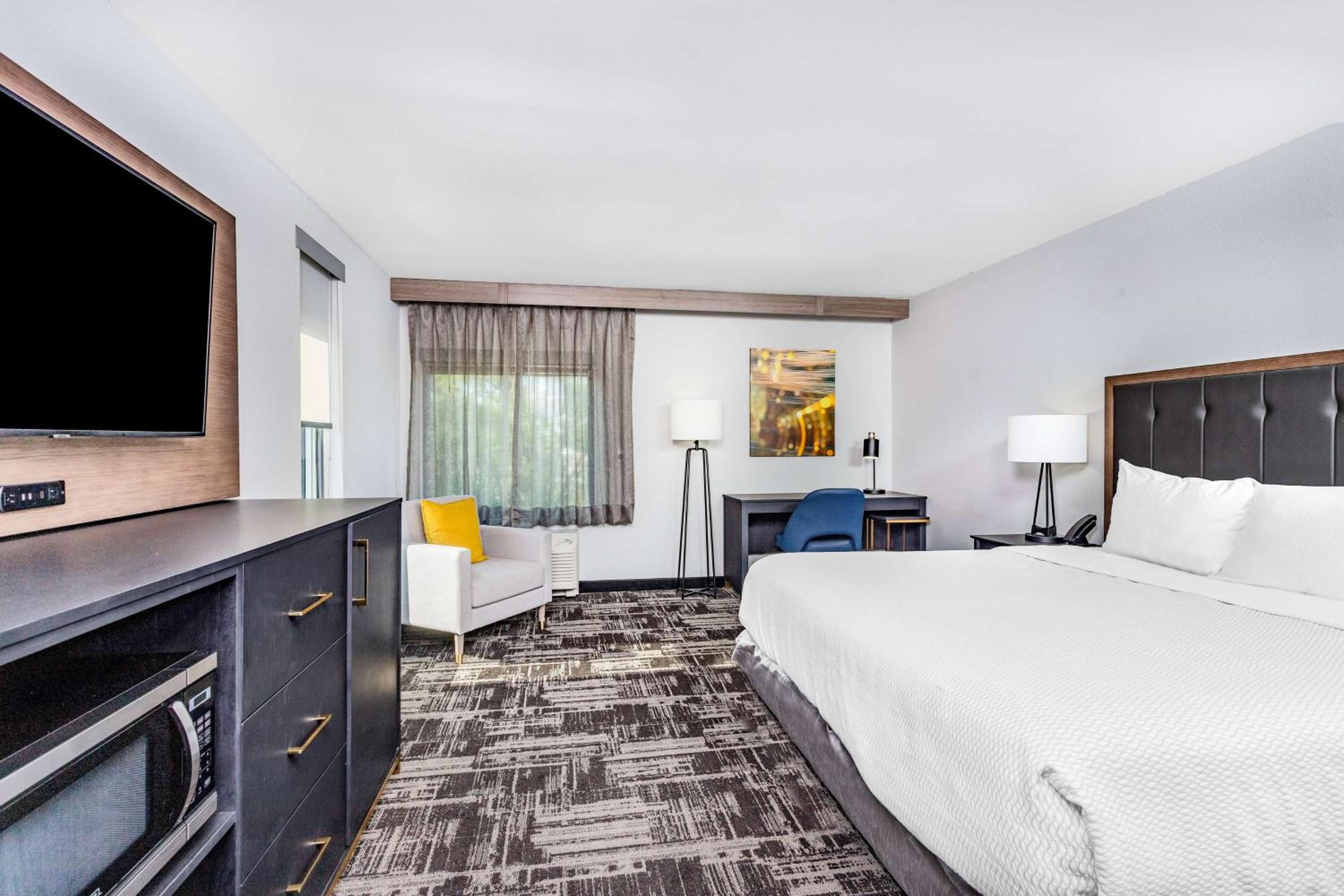1 King Bed, Mobility Accessible Room, Bathtub w/Grab Bars, Non-Smoking - Photo 1