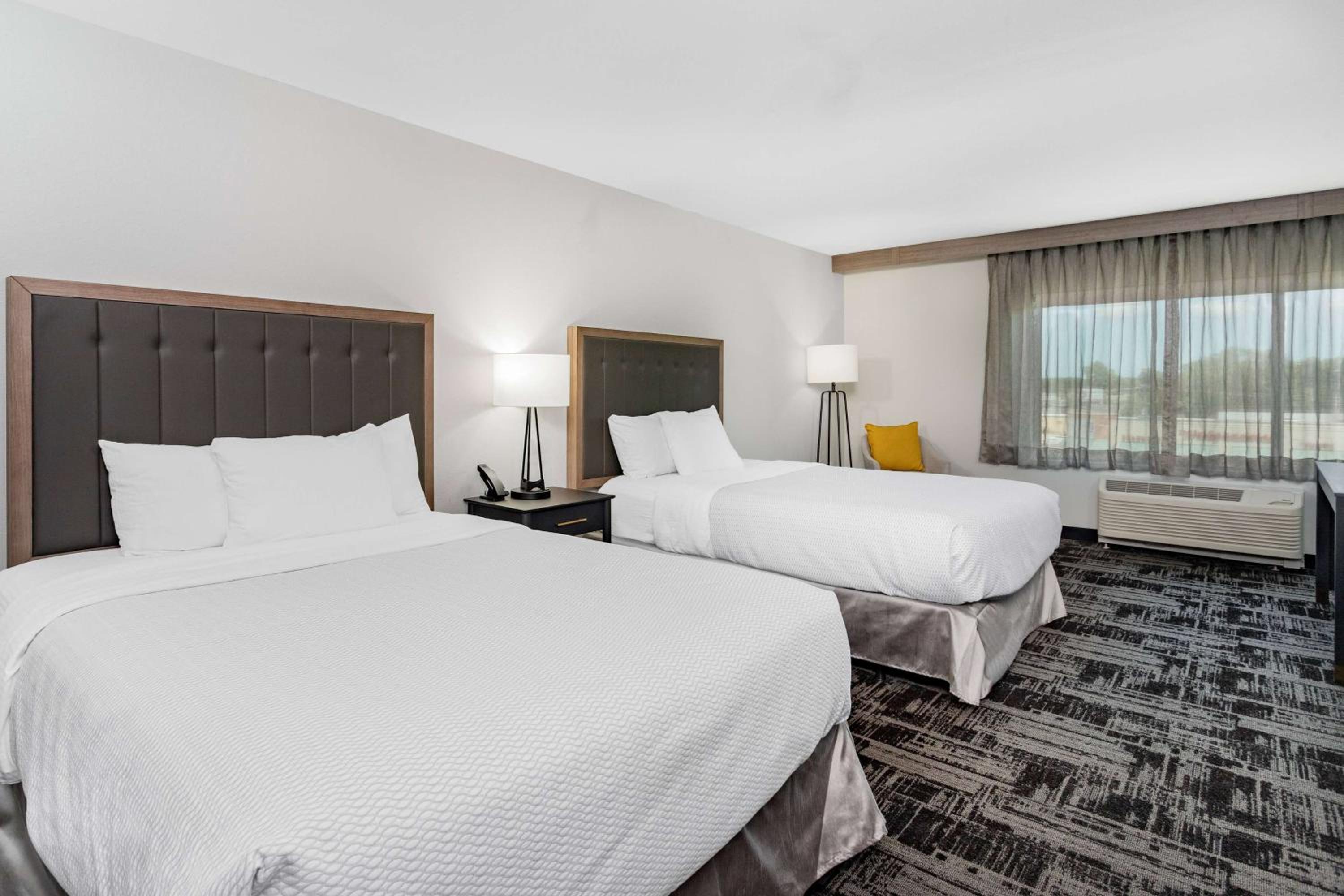 2 Queen Beds, Mobility Accessible Room, Bathtub w/Grab Bars, Non-Smoking - Photo 1